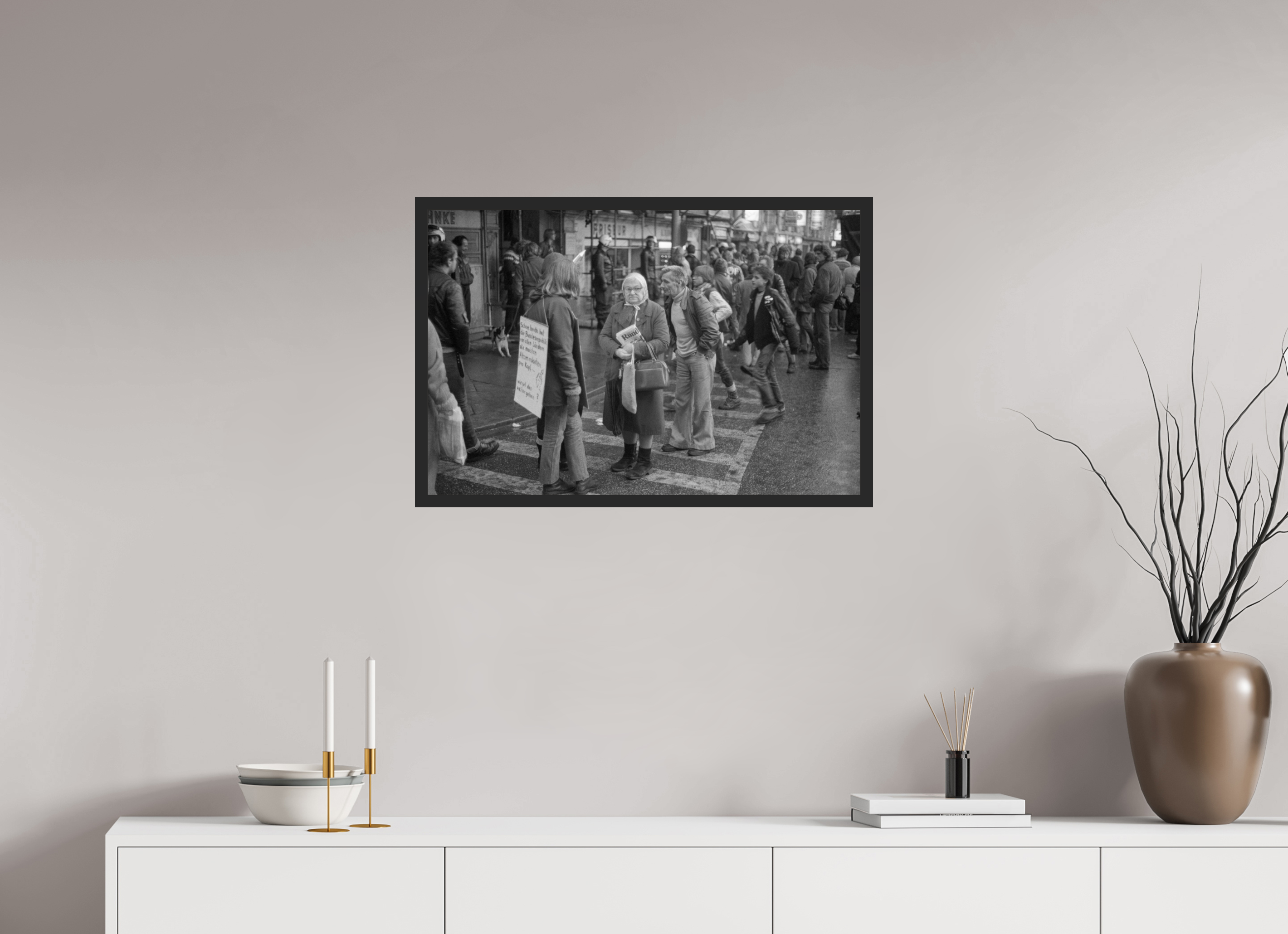 75 x 50 cm, 4a. Foto im Holz-Rahmen (20mm) Johannes Hartmann: Wie soll das weitergehen? (S/W-Foto)