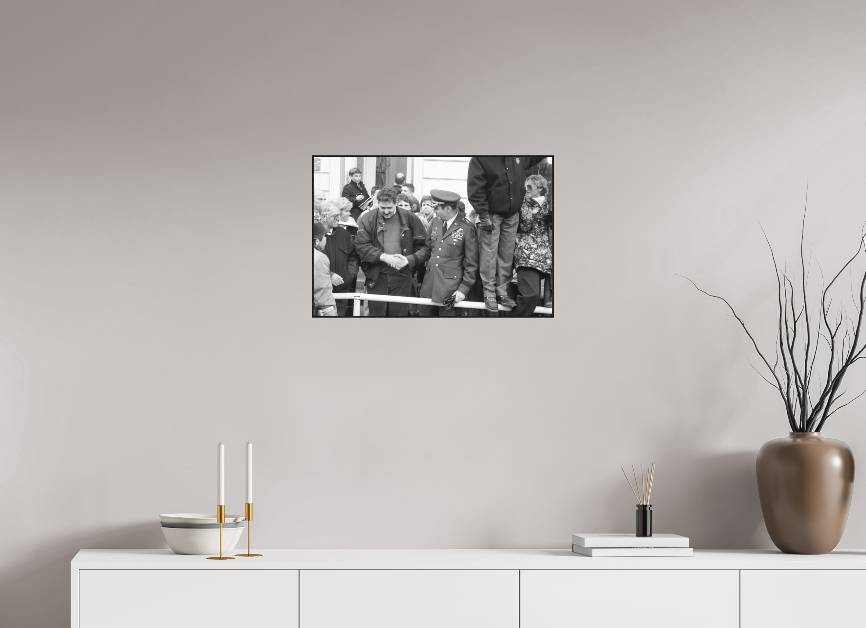 60 x 40 cm, 3a. Foto in ArtBox (4mm) Johannes Hartmann: Der Handschlag (S/W-Foto)