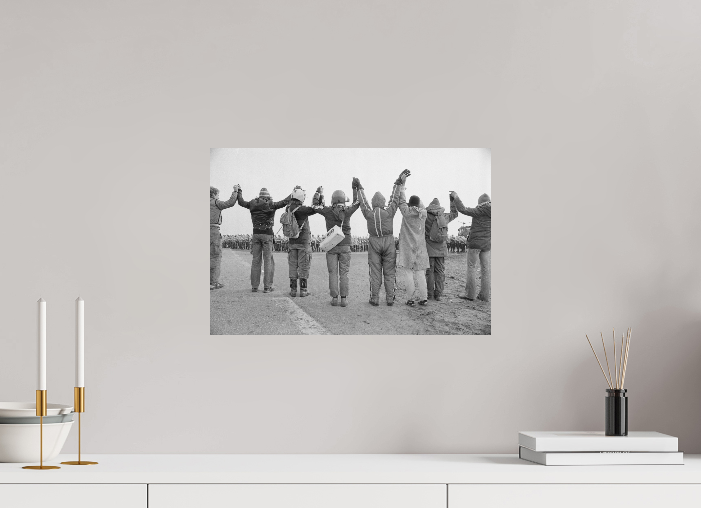 45 x 30 cm, 2. Foto auf Alu-Dibond Johannes Hartmann: Schaut her, wir demonstrieren gewaltfrei (S/W-Foto)