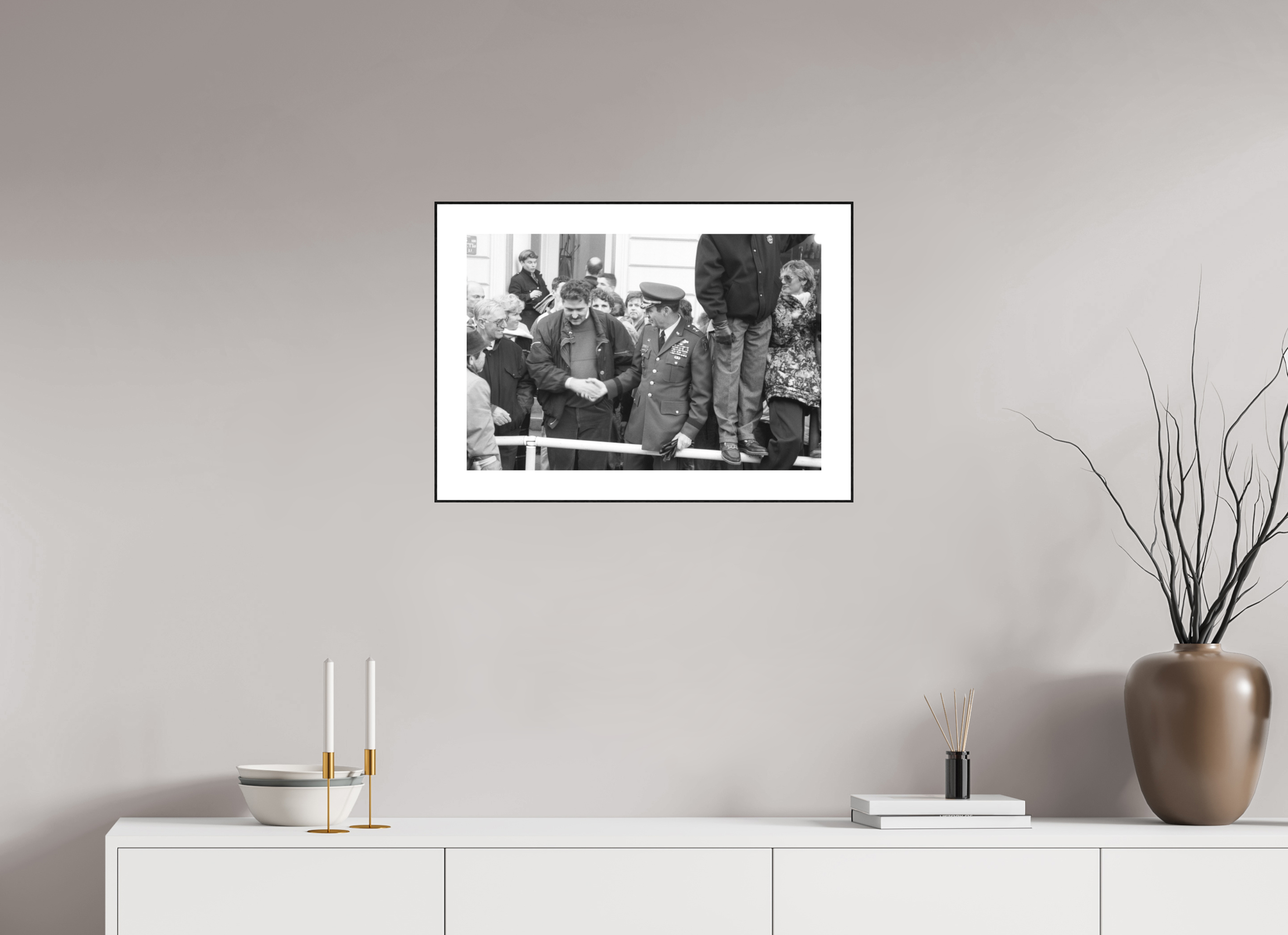 60 x 40 cm, 3b. Foto in ArtBox (4mm) mit Weißrand Johannes Hartmann: Der Handschlag (S/W-Foto)