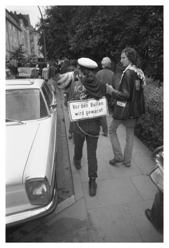 Main image Johannes Hartmann: Vor den Bullen wird gewarnt (S/W-Foto)