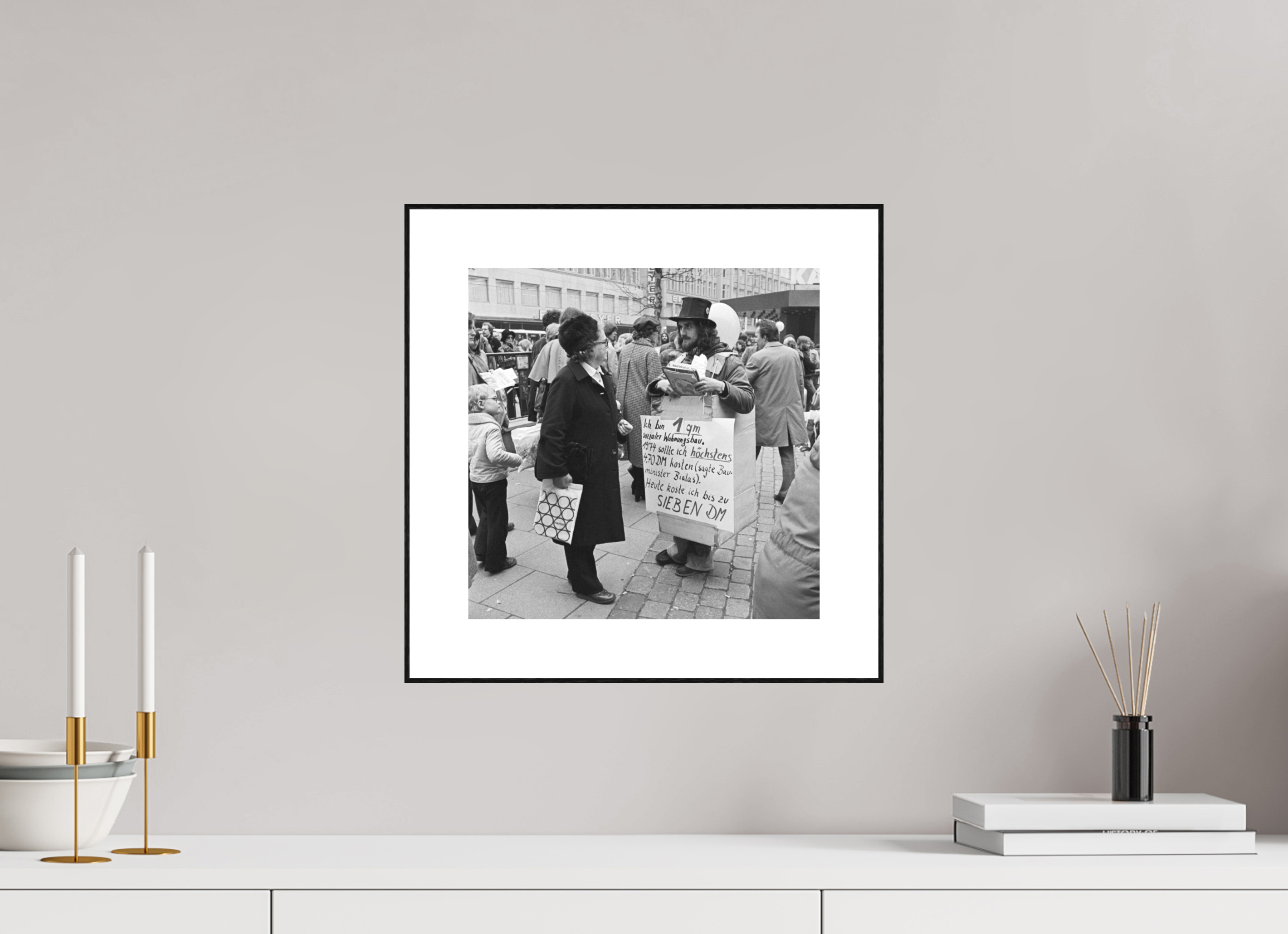 30 x 30 cm, 3b. Foto in ArtBox (4mm) mit Weißrand Johannes Hartmann: Ich bin 1qm sozialer Wohnungsbau. (S/W-Foto)