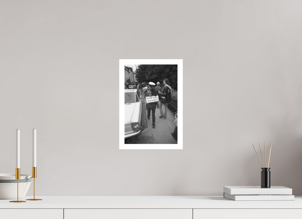 20 x 30 cm, 1. Foto mit Weißrand Johannes Hartmann: Vor den Bullen wird gewarnt (S/W-Foto)