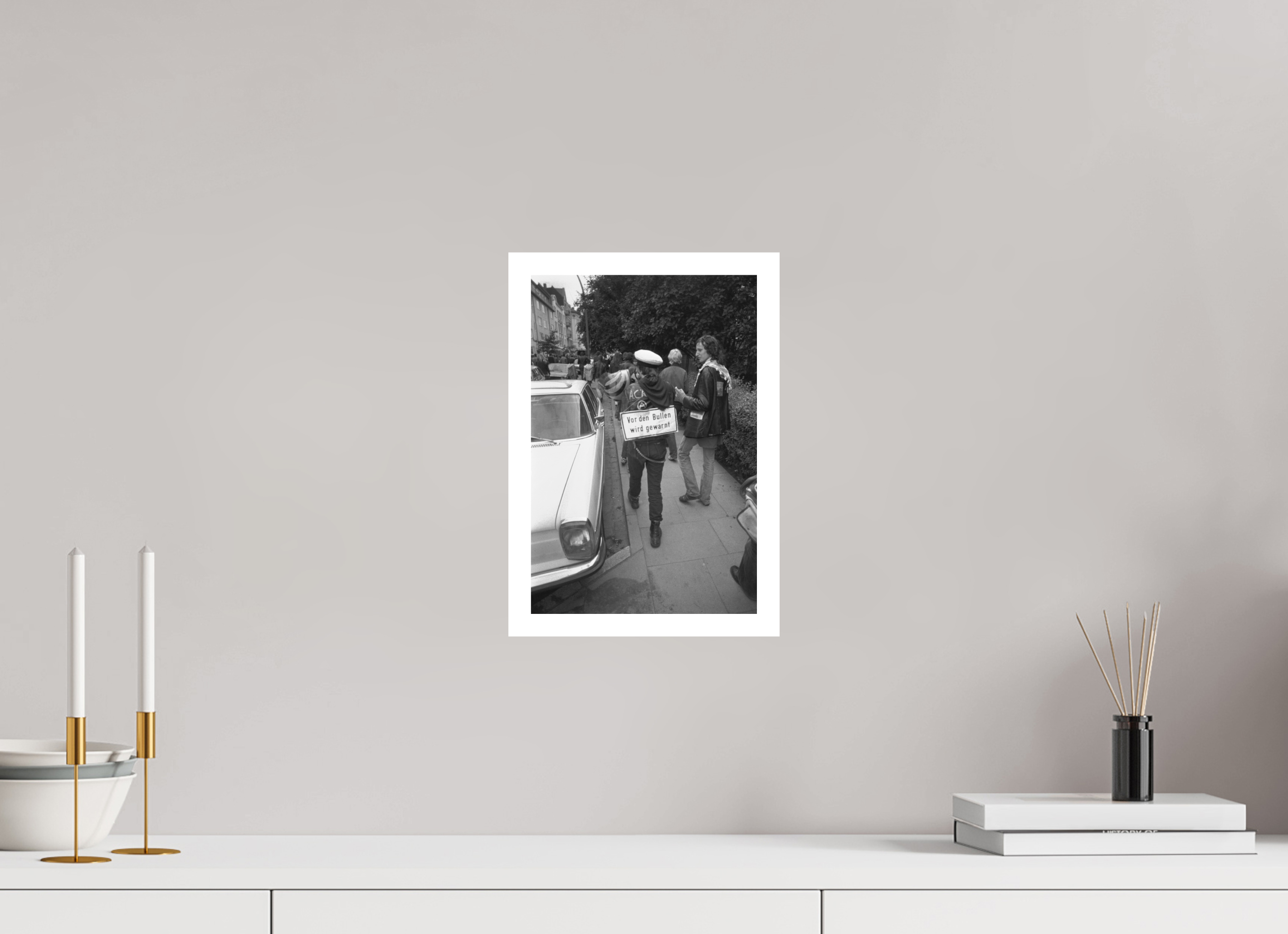 20 x 30 cm, 1. Foto mit Weißrand Johannes Hartmann: Vor den Bullen wird gewarnt (S/W-Foto)