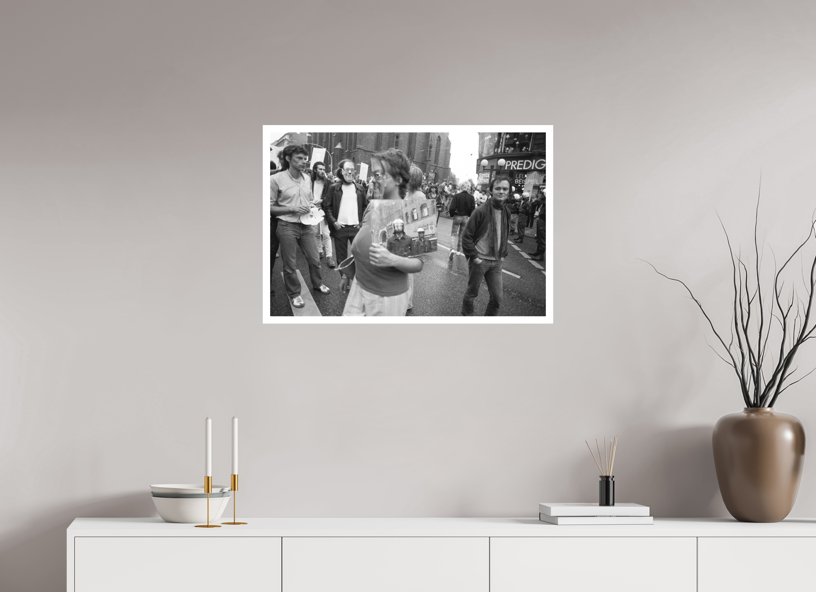 75 x 50 cm, 1. Foto mit Weißrand Johannes Hartmann: Den Spiegel vorgehalten (S/W-Foto)