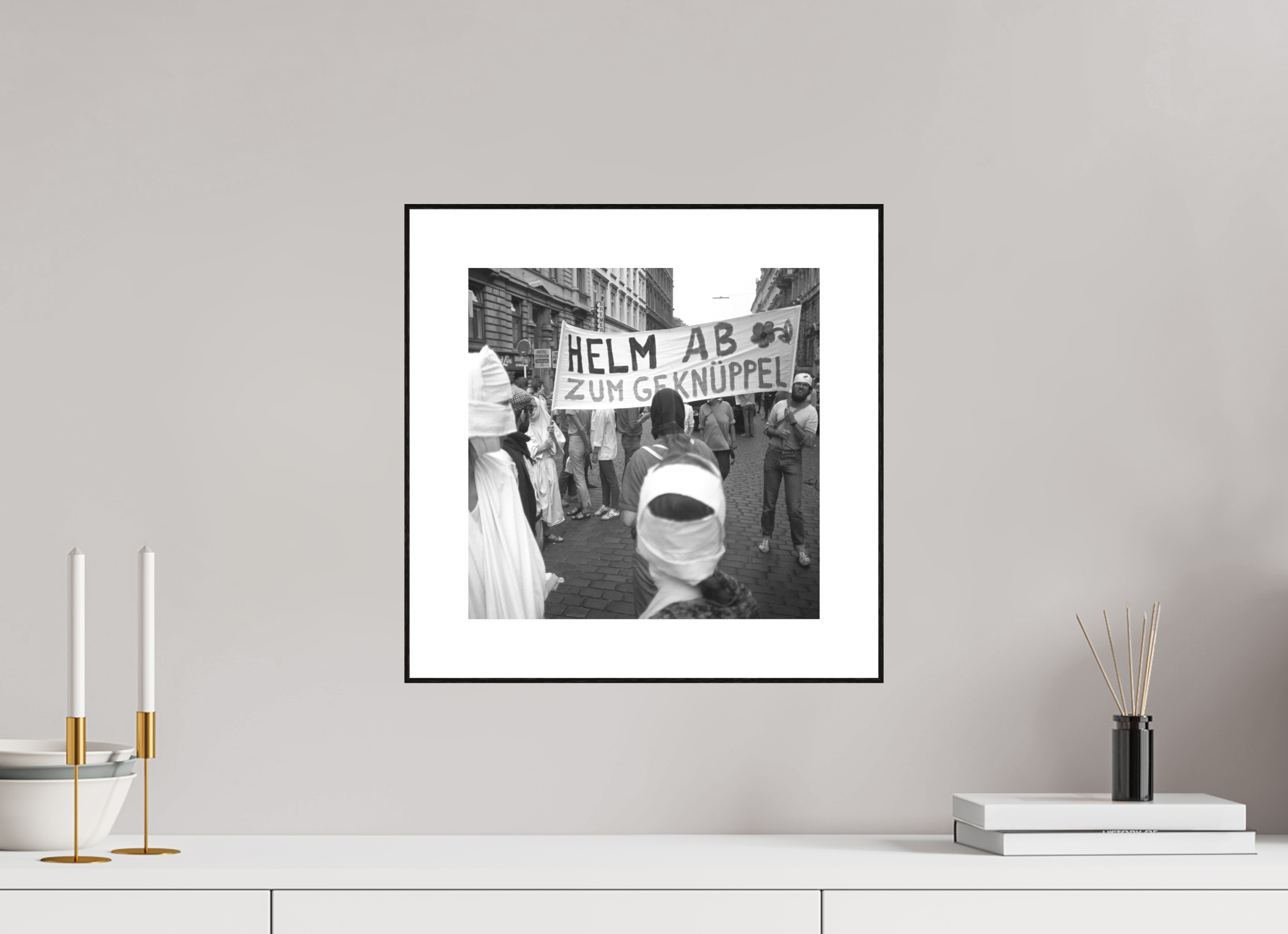 30 x 30 cm, 3b. Foto in ArtBox (4mm) mit Weißrand Johannes Hartmann: Helm ab zum Geknüppel (S/W-Foto)