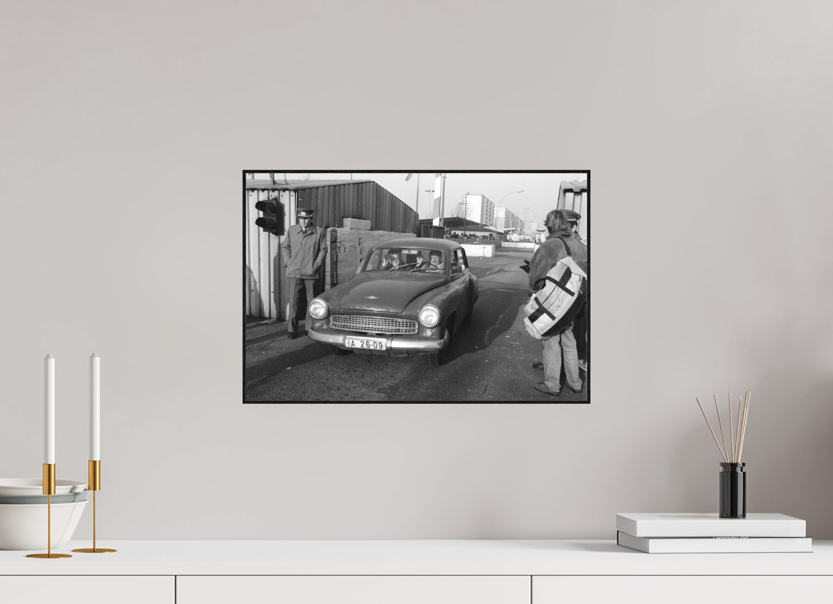 45 x 30 cm, 3a. Foto in ArtBox (4mm) Johannes Hartmann: Mit Hallo in den Westen (S/W-Foto)