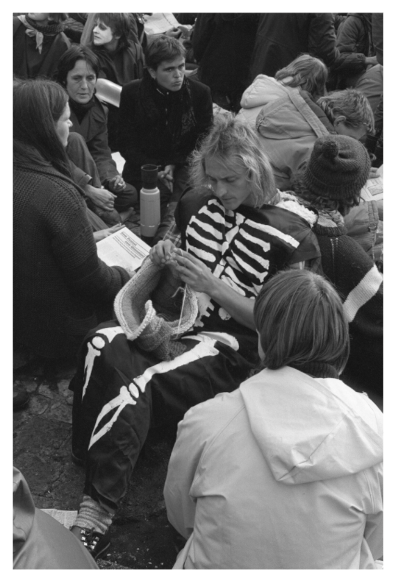 Main image Johannes Hartmann: Der Tod und sein Strickzeug (S/W-Foto)