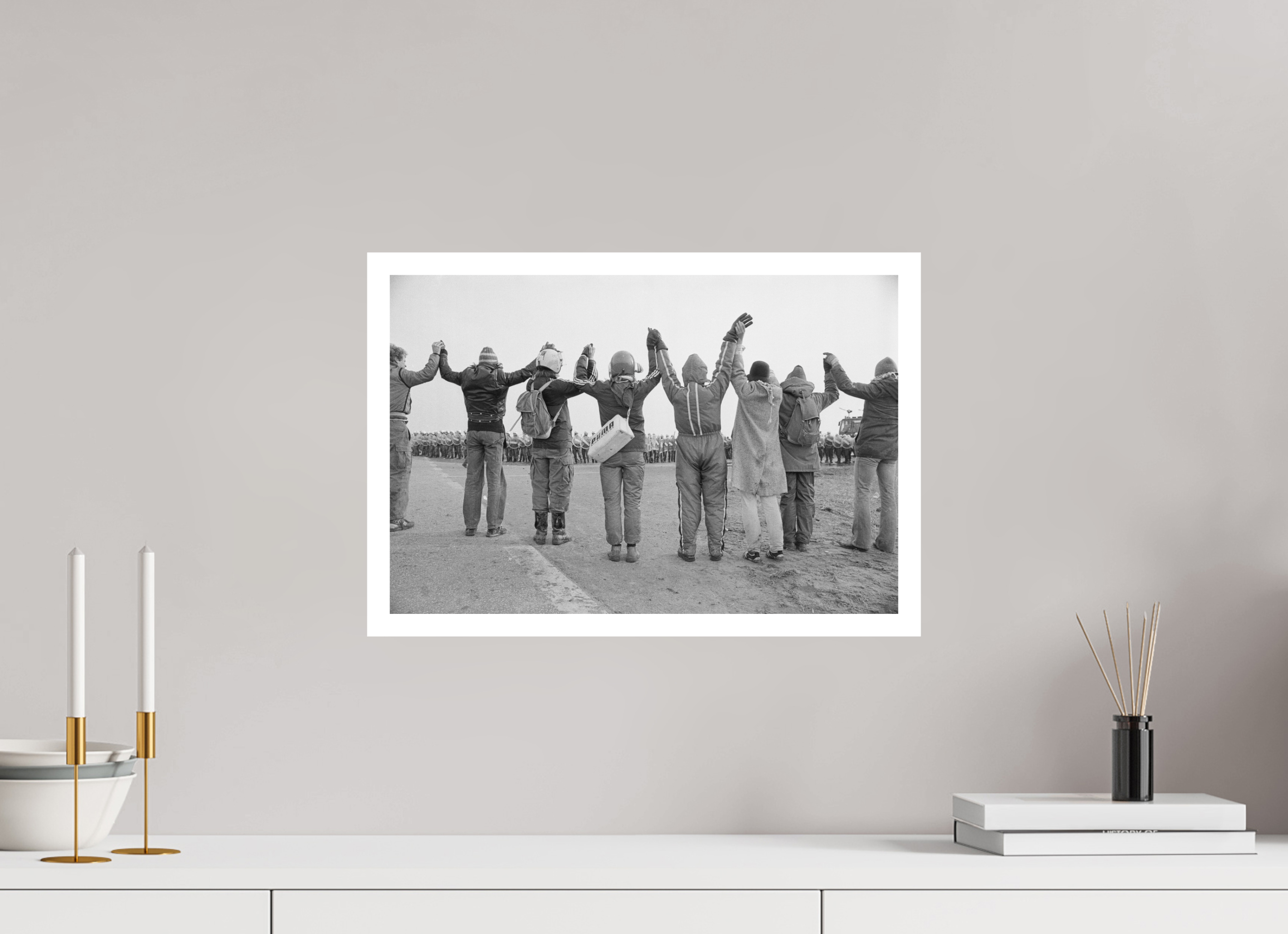 45 x 30 cm, 1. Foto mit Weißrand Johannes Hartmann: Schaut her, wir demonstrieren gewaltfrei (S/W-Foto)