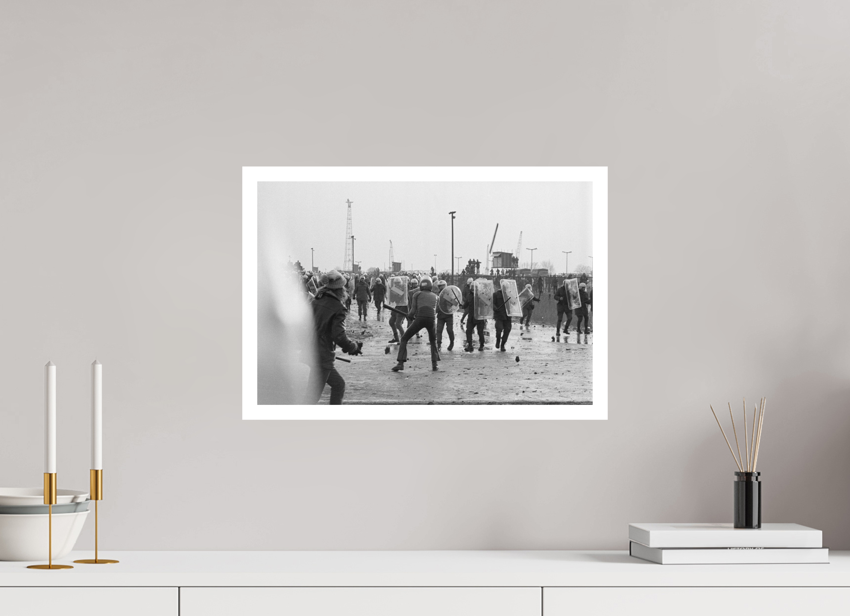 45 x 30 cm, 1. Foto mit Weißrand Johannes Hartmann: Eskalation am Bauzaun 2 (S/W-Foto)