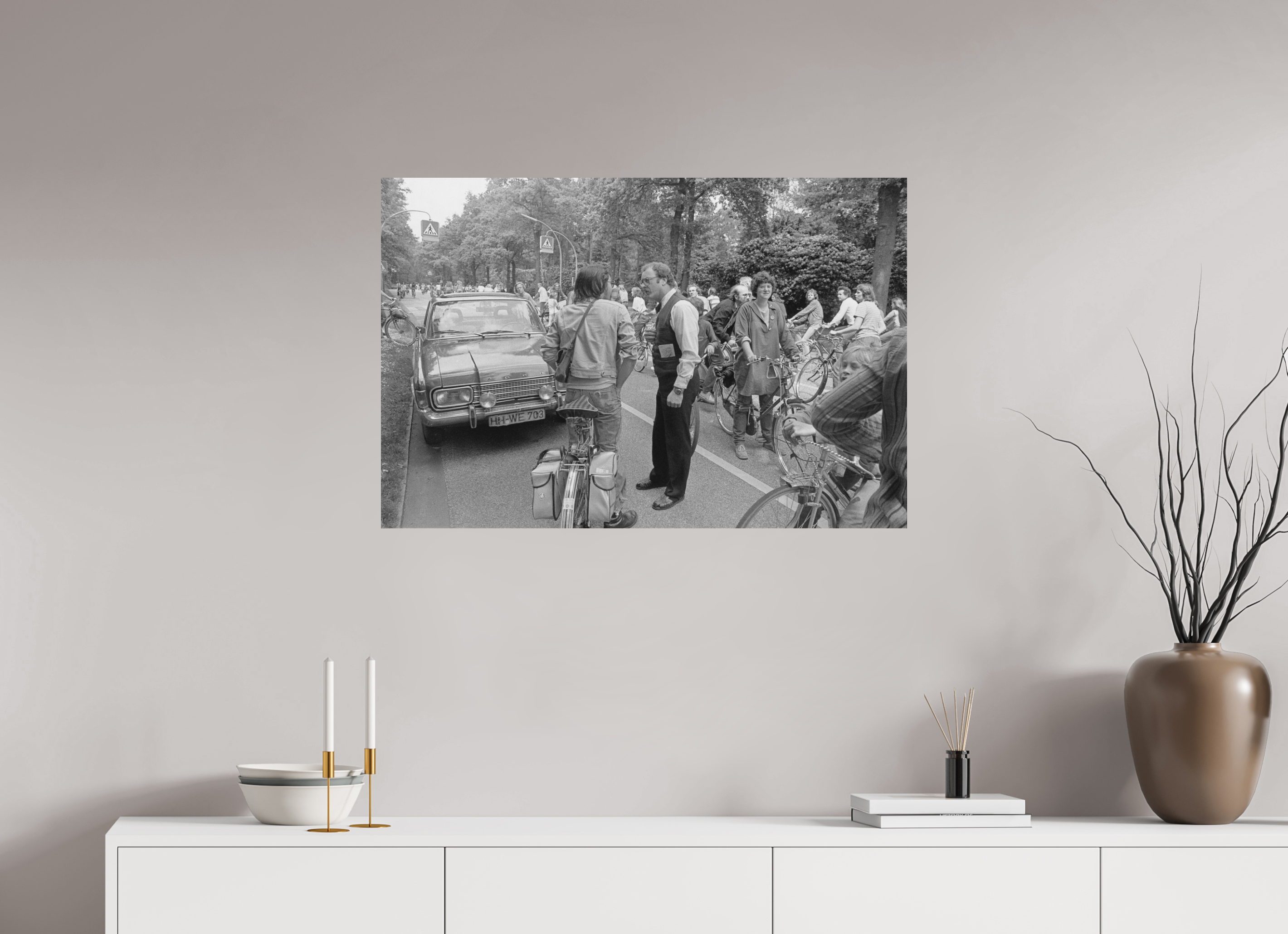 90 x 60 cm, 2. Foto auf Alu-Dibond Johannes Hartmann: Ihr könnt doch hier nicht einfach den ganzen Verkehr aufhalten… (S/W-Foto)