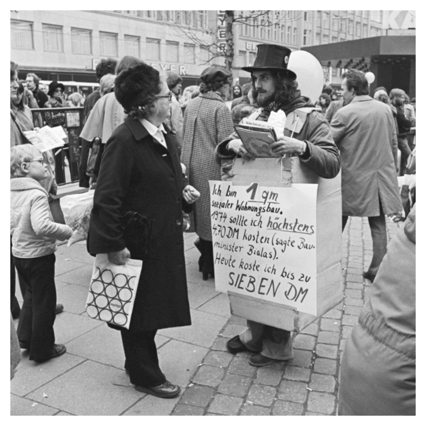 Main image Johannes Hartmann: Ich bin 1qm sozialer Wohnungsbau. (S/W-Foto)