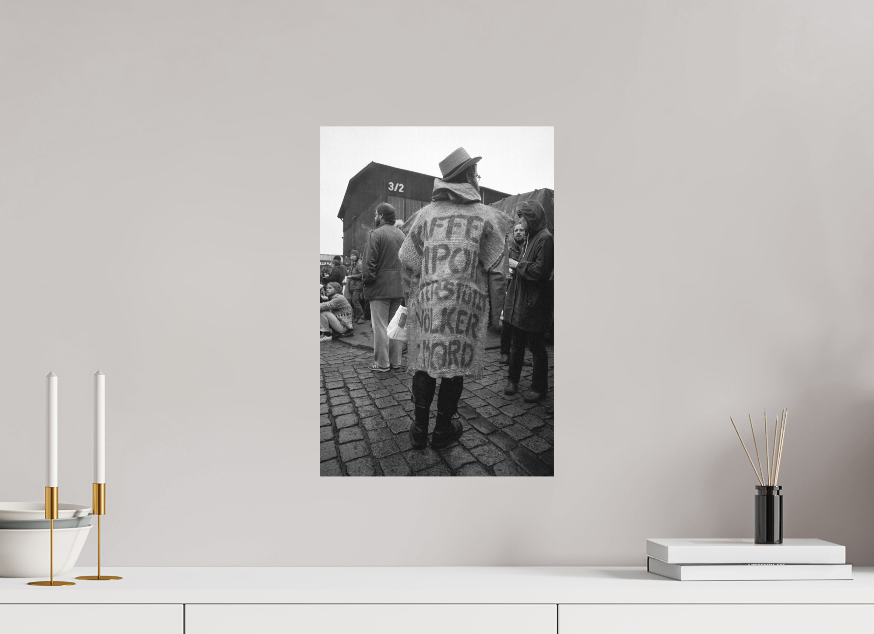 30 x 45 cm, 2. Foto auf Alu-Dibond Johannes Hartmann: Kaffee-Import unterstützt Völkermord (S/W-Foto)