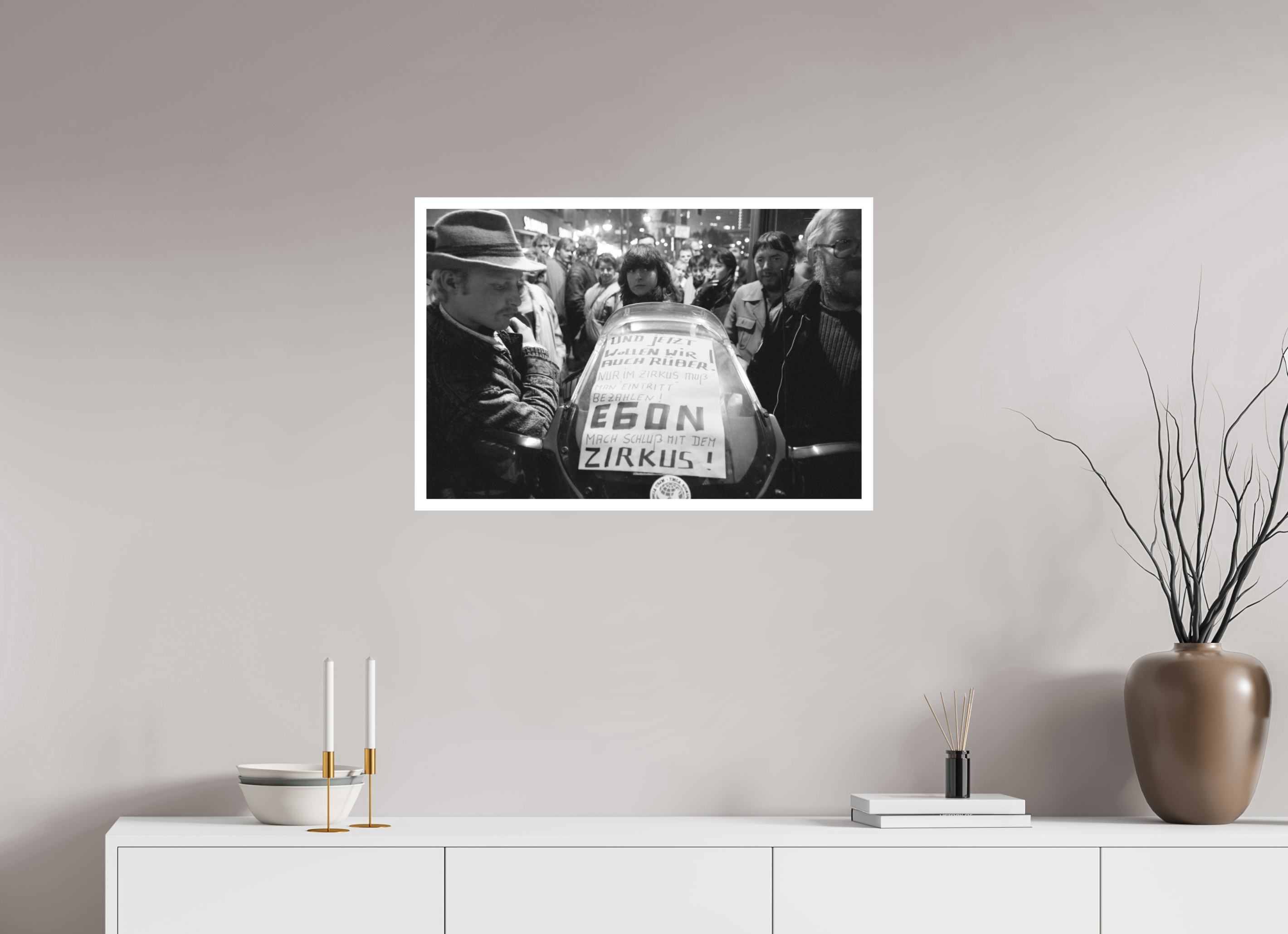 75 x 50 cm, 1. Foto mit Weißrand Johannes Hartmann: Mach Schluss, Egon ! (S/W-Foto)