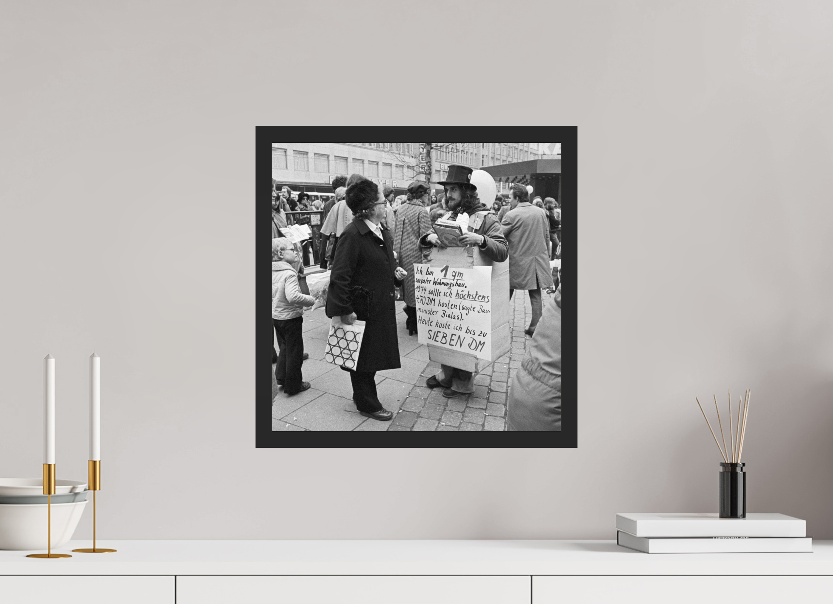 40 x 40 cm, 4a. Foto im Holz-Rahmen (20mm) Johannes Hartmann: Ich bin 1qm sozialer Wohnungsbau. (S/W-Foto)