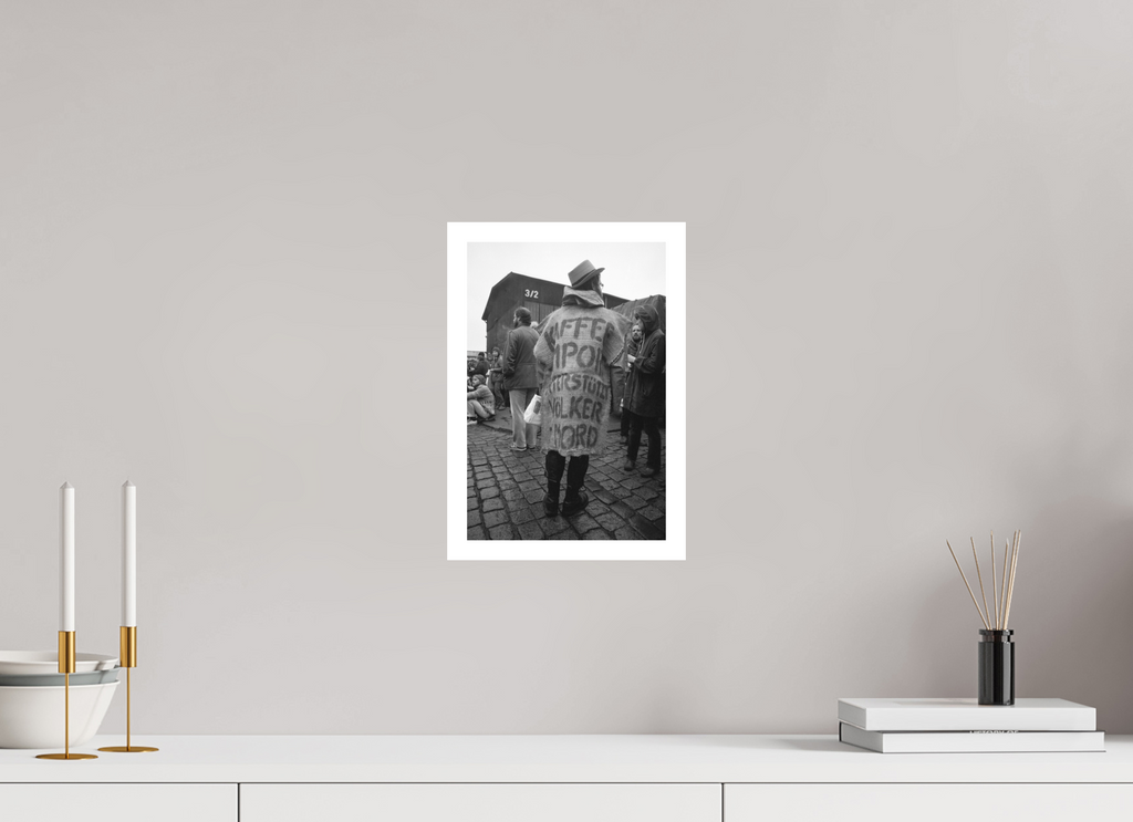 20 x 30 cm, 1. Foto mit Weißrand Johannes Hartmann: Kaffee-Import unterstützt Völkermord (S/W-Foto)