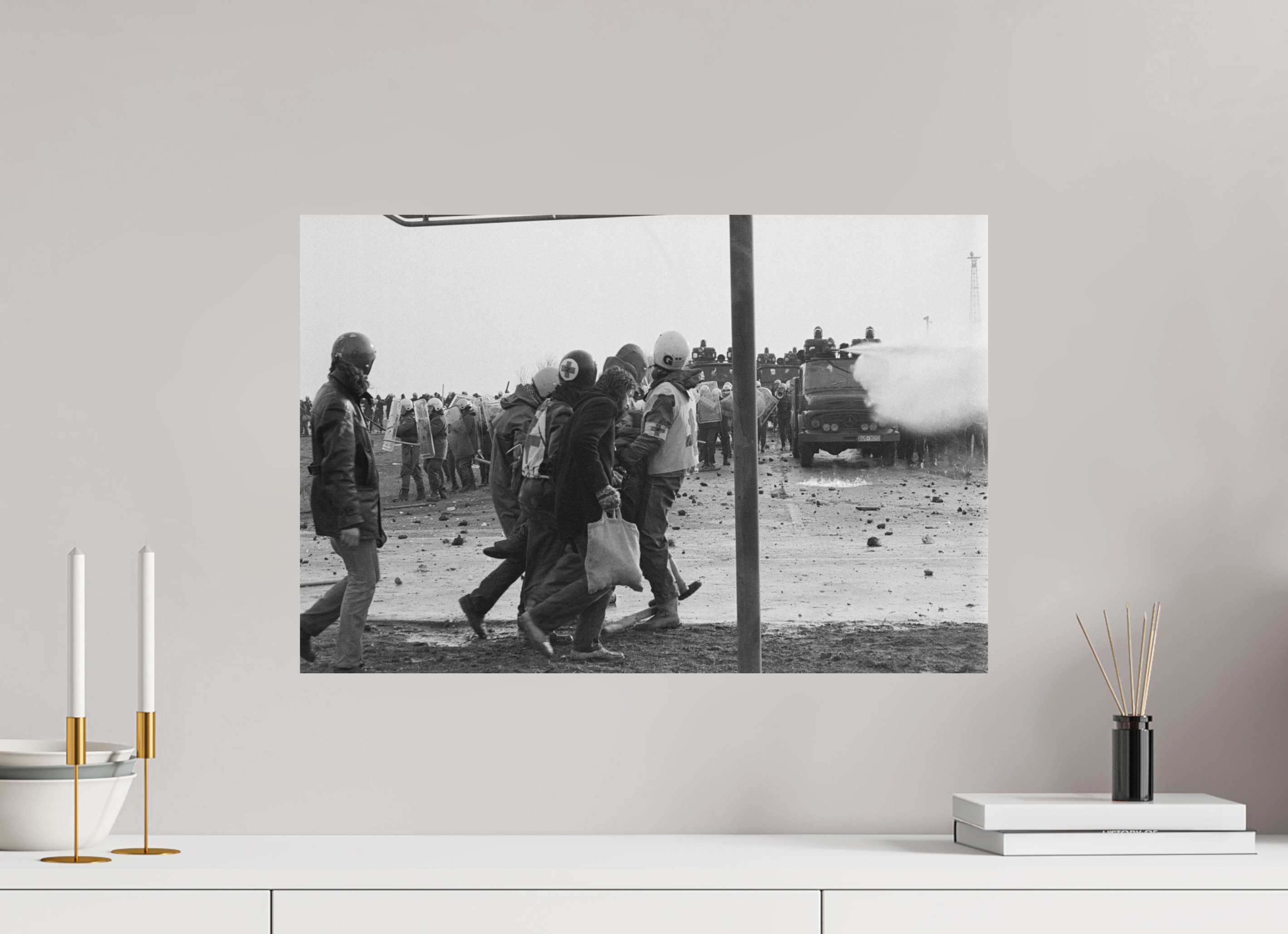 60 x 40 cm, 2. Foto auf Alu-Dibond Johannes Hartmann: Verletztentransport (S/W-Foto)