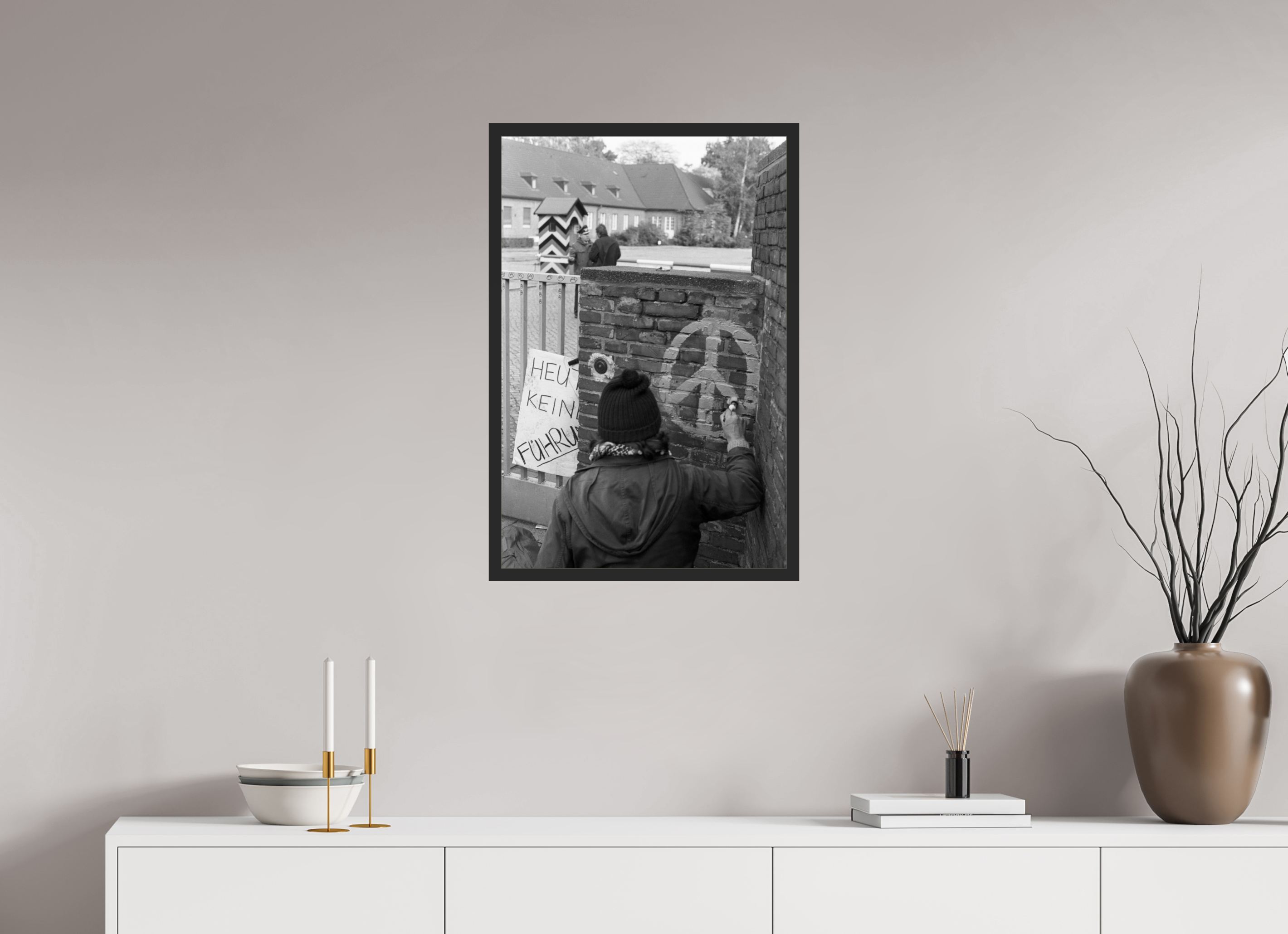 50 x 75 cm, 4a. Foto im Holz-Rahmen (20mm) Johannes Hartmann: Heute keine Führung (S/W-Foto)