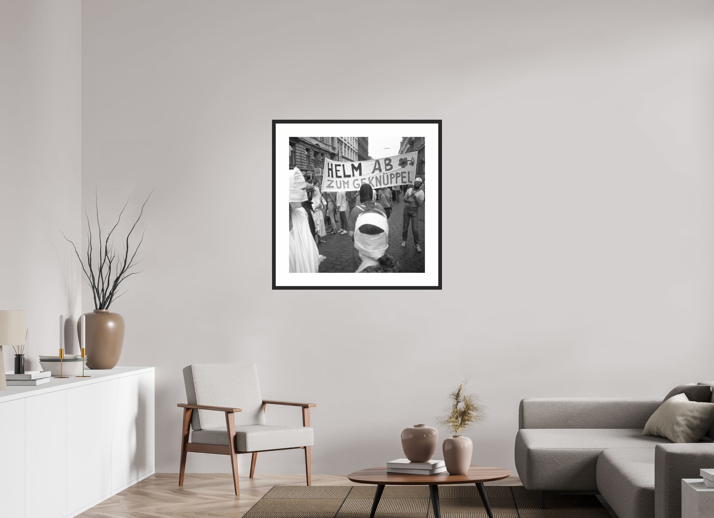 80 x 80 cm, 4b. Foto im Holz-Rahmen (20mm) mit Weißrand Johannes Hartmann: Helm ab zum Geknüppel (S/W-Foto)