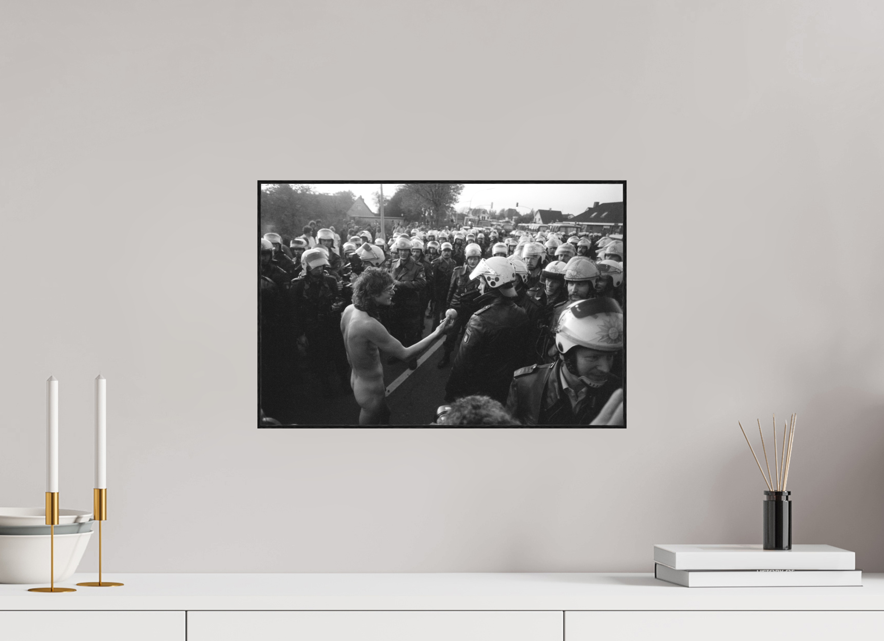 45 x 30 cm, 3a. Foto in ArtBox (4mm) Johannes Hartmann: Adams Apfel (S/W-Foto)