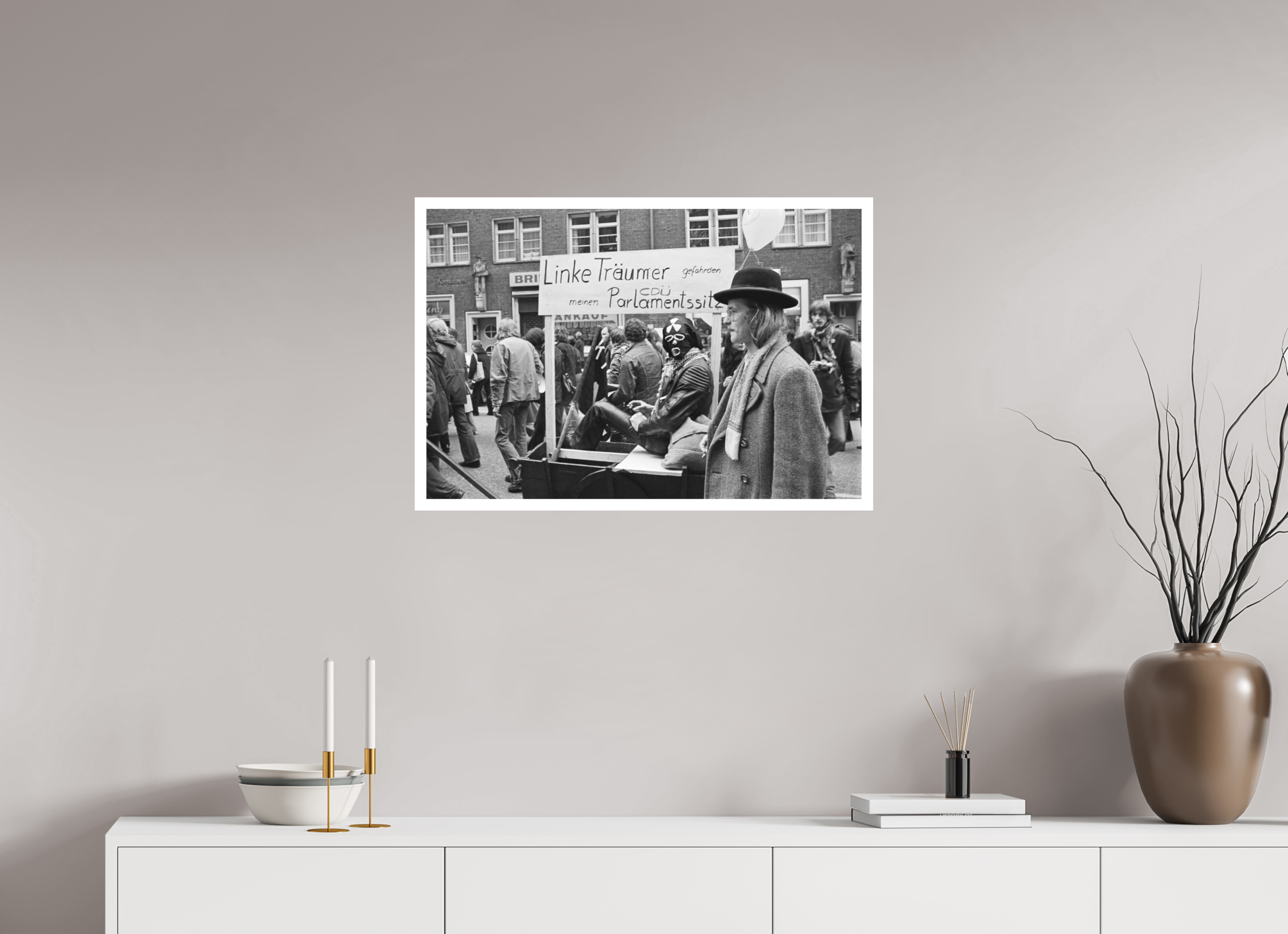 75 x 50 cm, 1. Foto mit Weißrand Johannes Hartmann: Linke Träumer gefährden meinen CDU-Parlamentssitz (S/W-Foto)