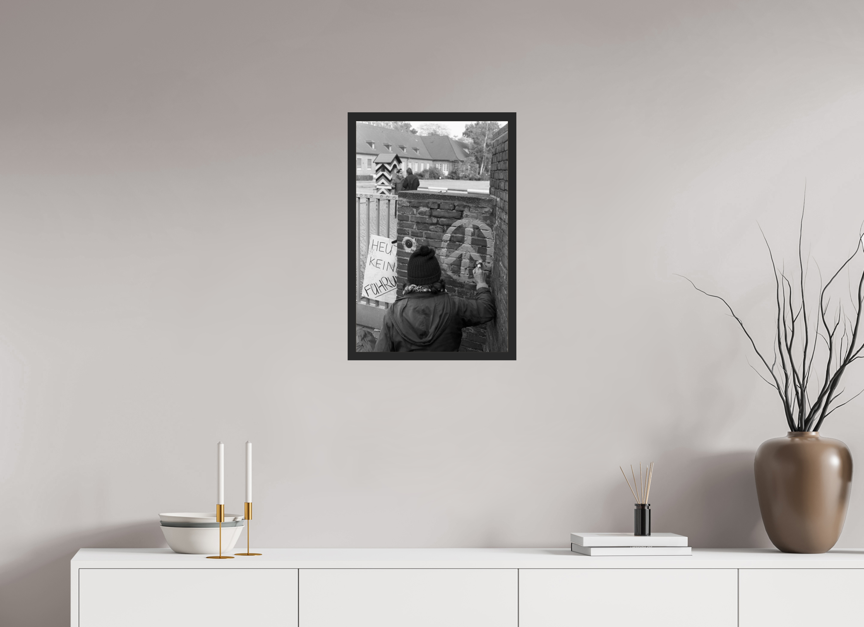 40 x 60 cm, 4a. Foto im Holz-Rahmen (20mm) Johannes Hartmann: Heute keine Führung (S/W-Foto)