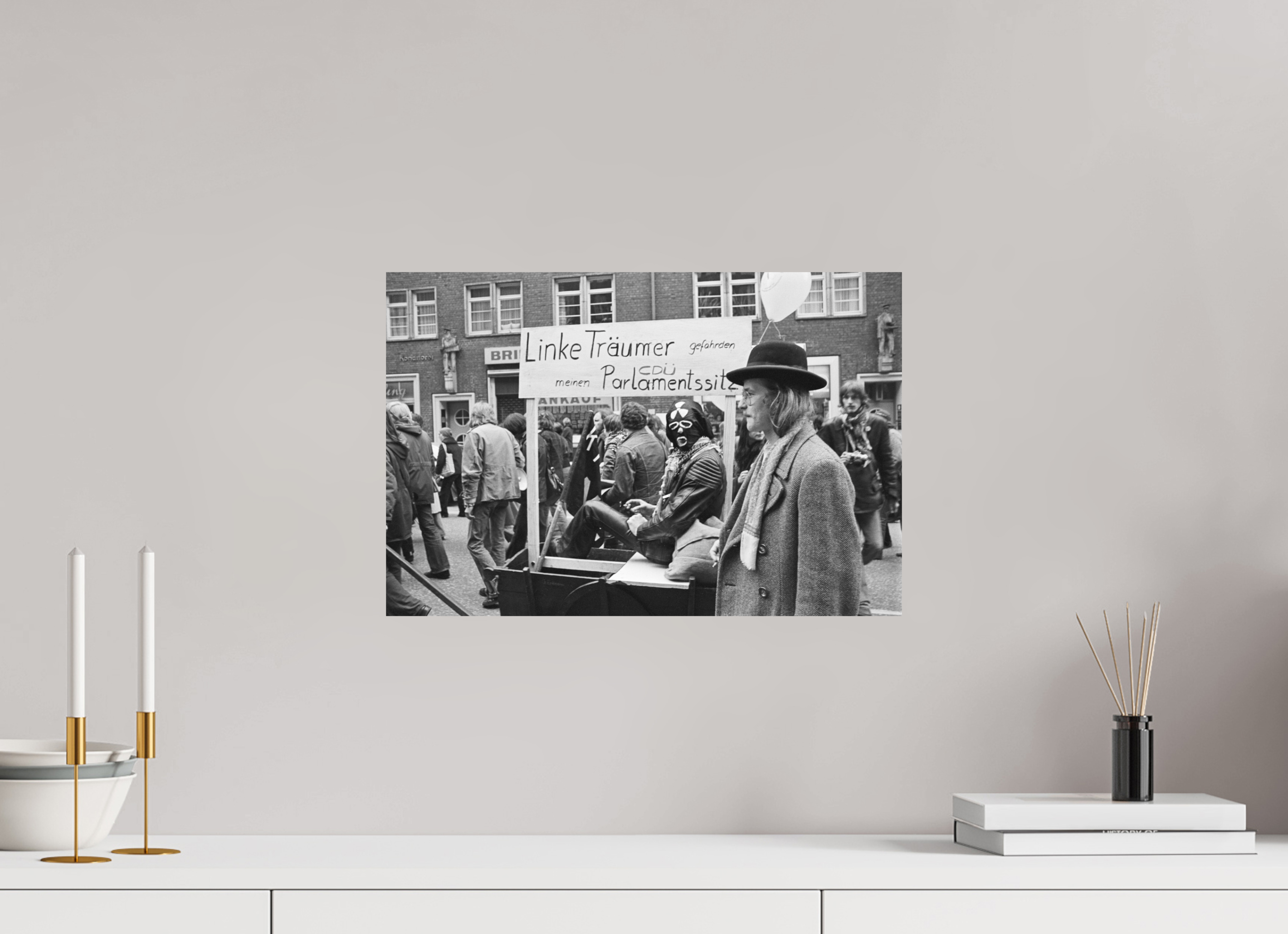 45 x 30 cm, 2. Foto auf Alu-Dibond Johannes Hartmann: Linke Träumer gefährden meinen CDU-Parlamentssitz (S/W-Foto)