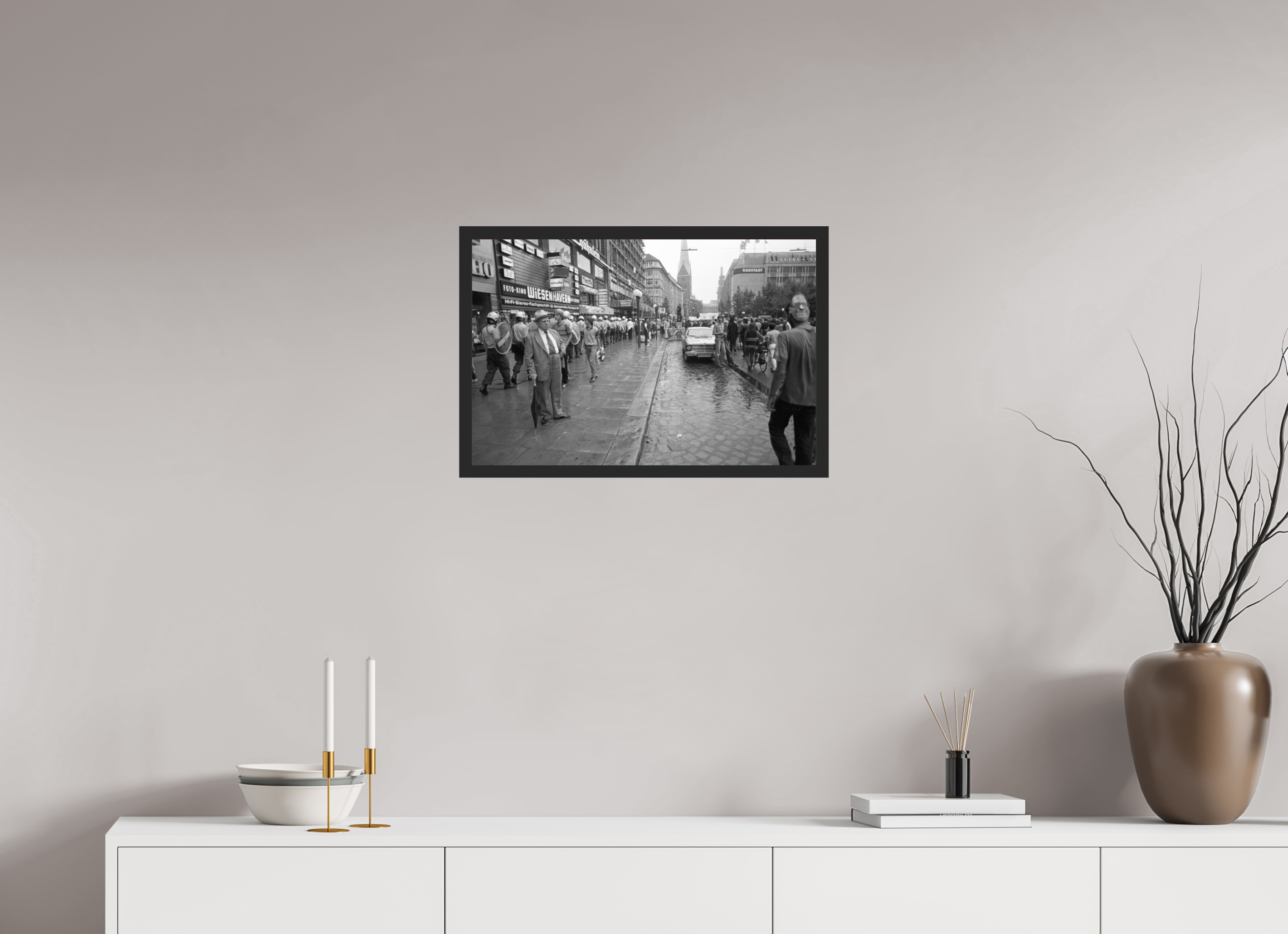 60 x 40 cm, 4a. Foto im Holz-Rahmen (20mm) Johannes Hartmann: Was soll dieser ganze Zirkus? (S/W-Foto)