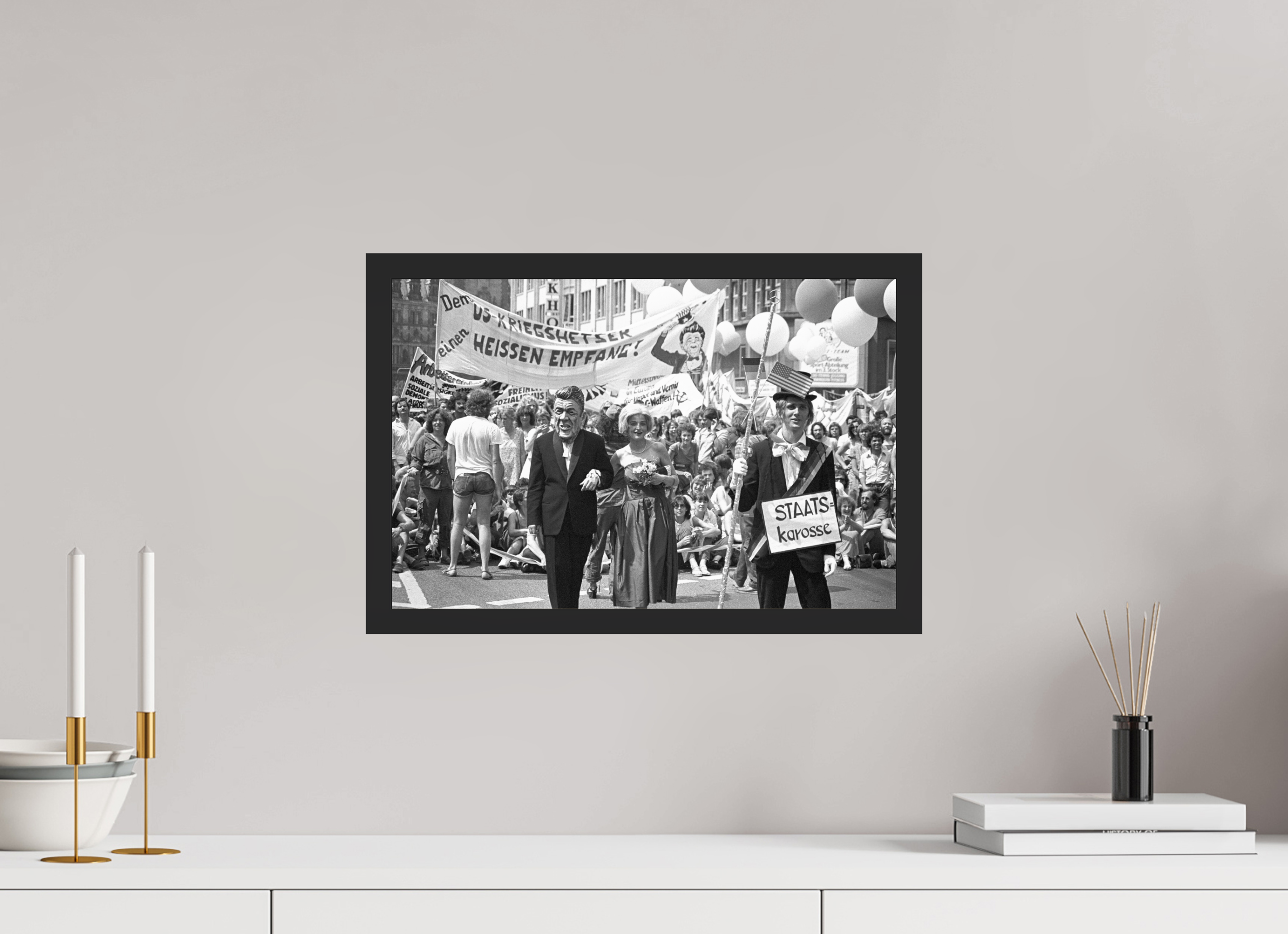 45 x 30 cm, 4a. Foto im Holz-Rahmen (20mm) Johannes Hartmann: Heißer Empfang (S/W-Foto)