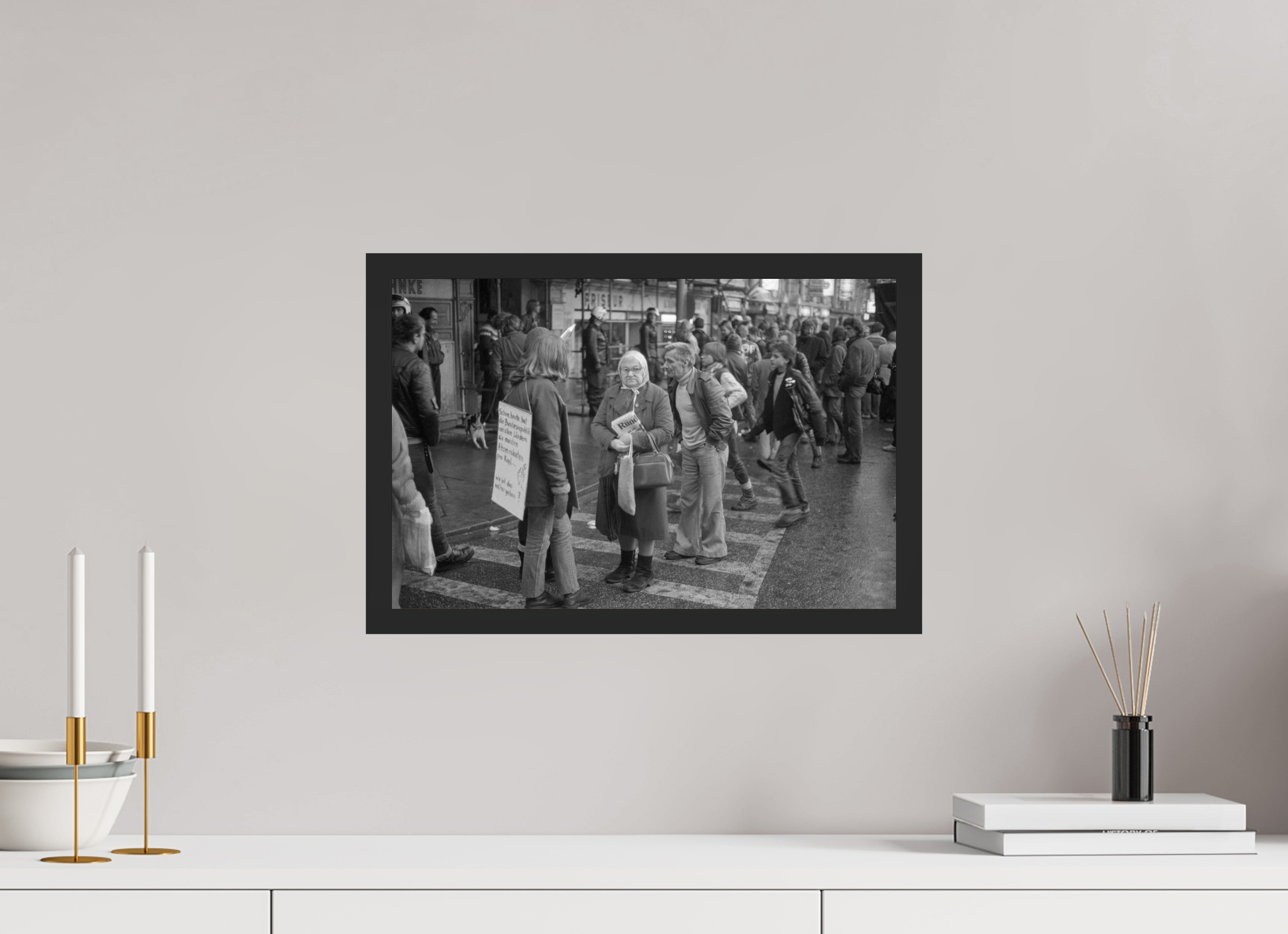 45 x 30 cm, 4a. Foto im Holz-Rahmen (20mm) Johannes Hartmann: Wie soll das weitergehen? (S/W-Foto)