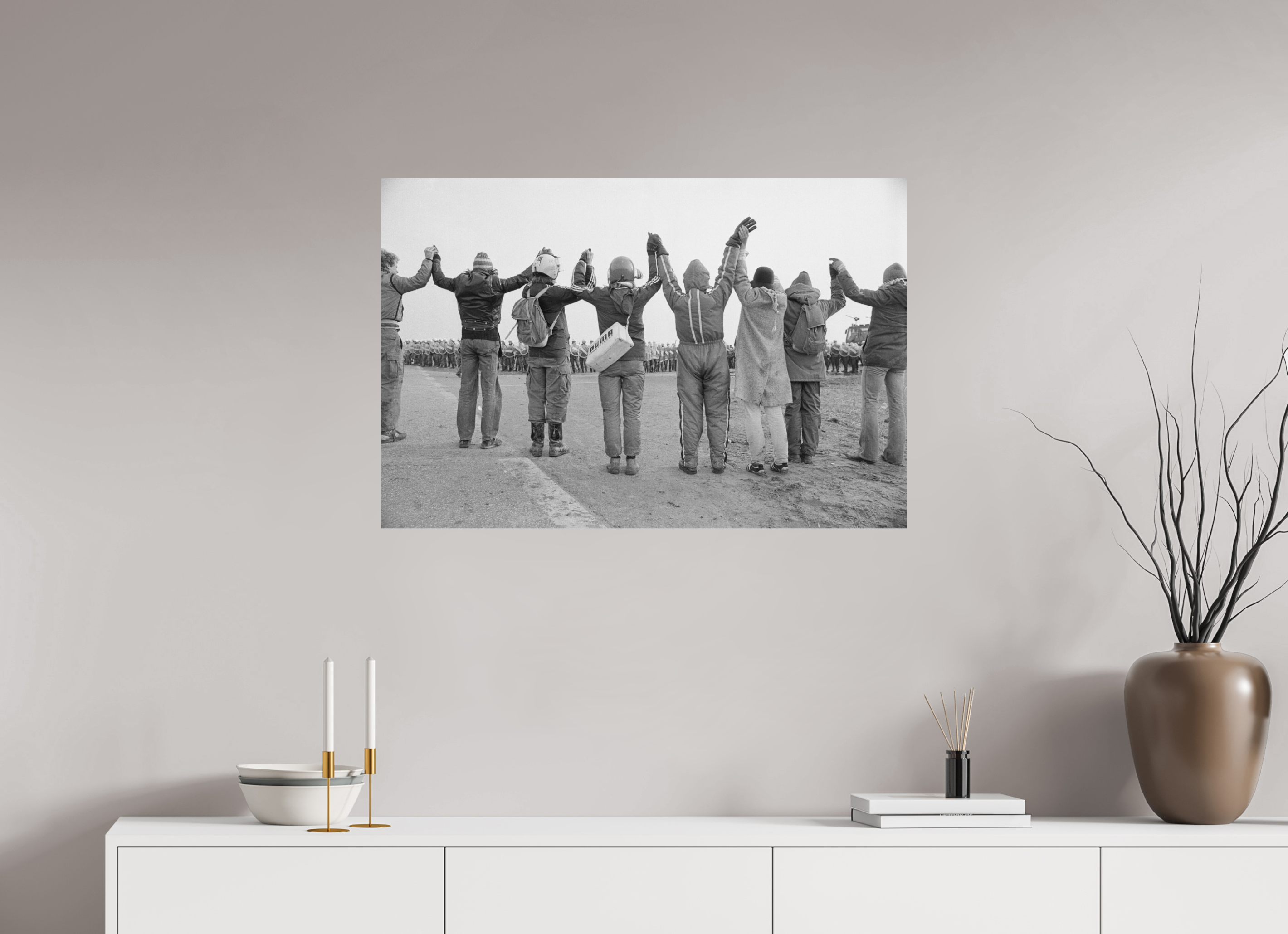 90 x 60 cm, 2. Foto auf Alu-Dibond Johannes Hartmann: Schaut her, wir demonstrieren gewaltfrei (S/W-Foto)