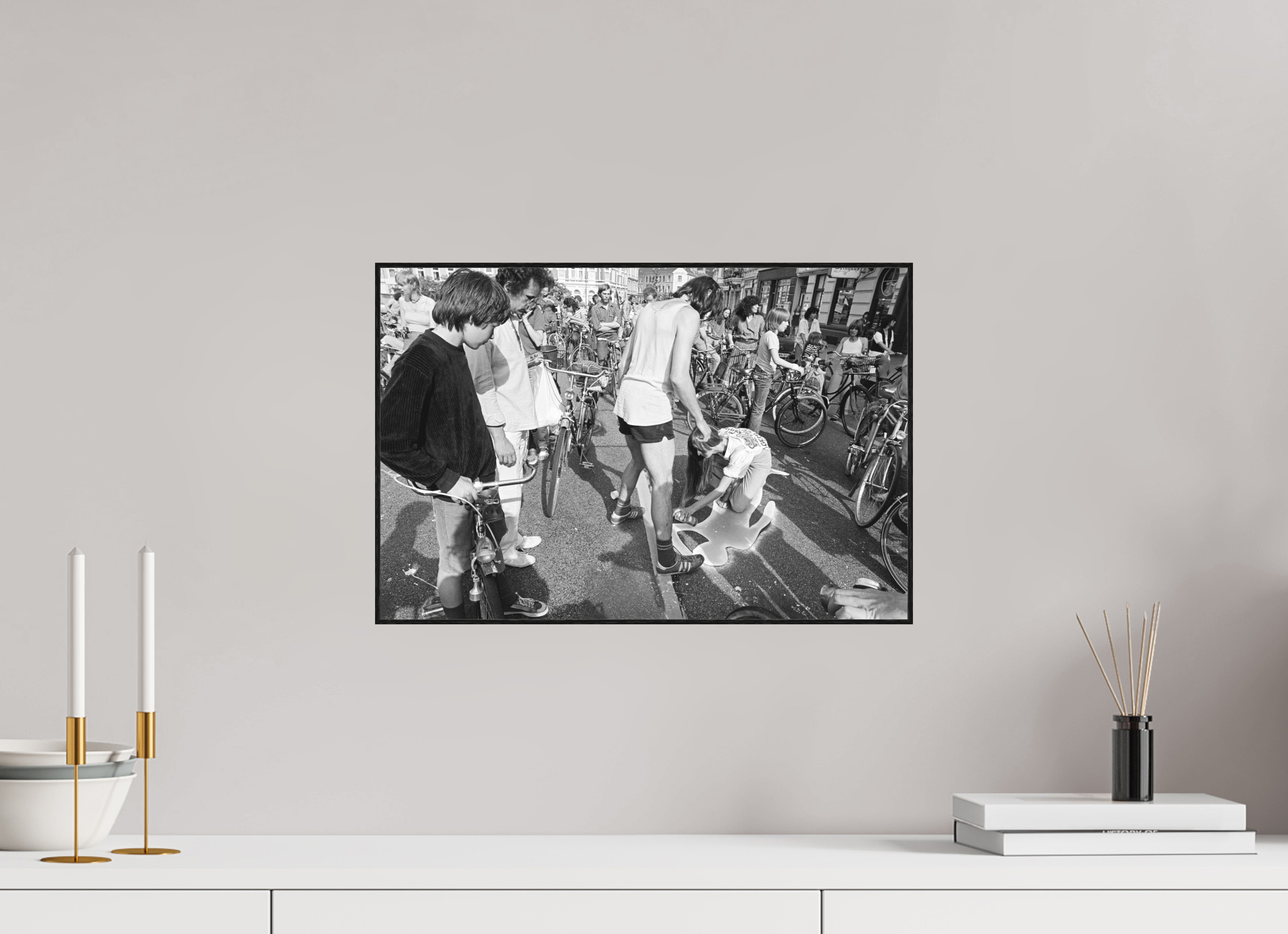 45 x 30 cm, 3a. Foto in ArtBox (4mm) Johannes Hartmann: Schleichen statt Leichen 1 (S/W-Foto)