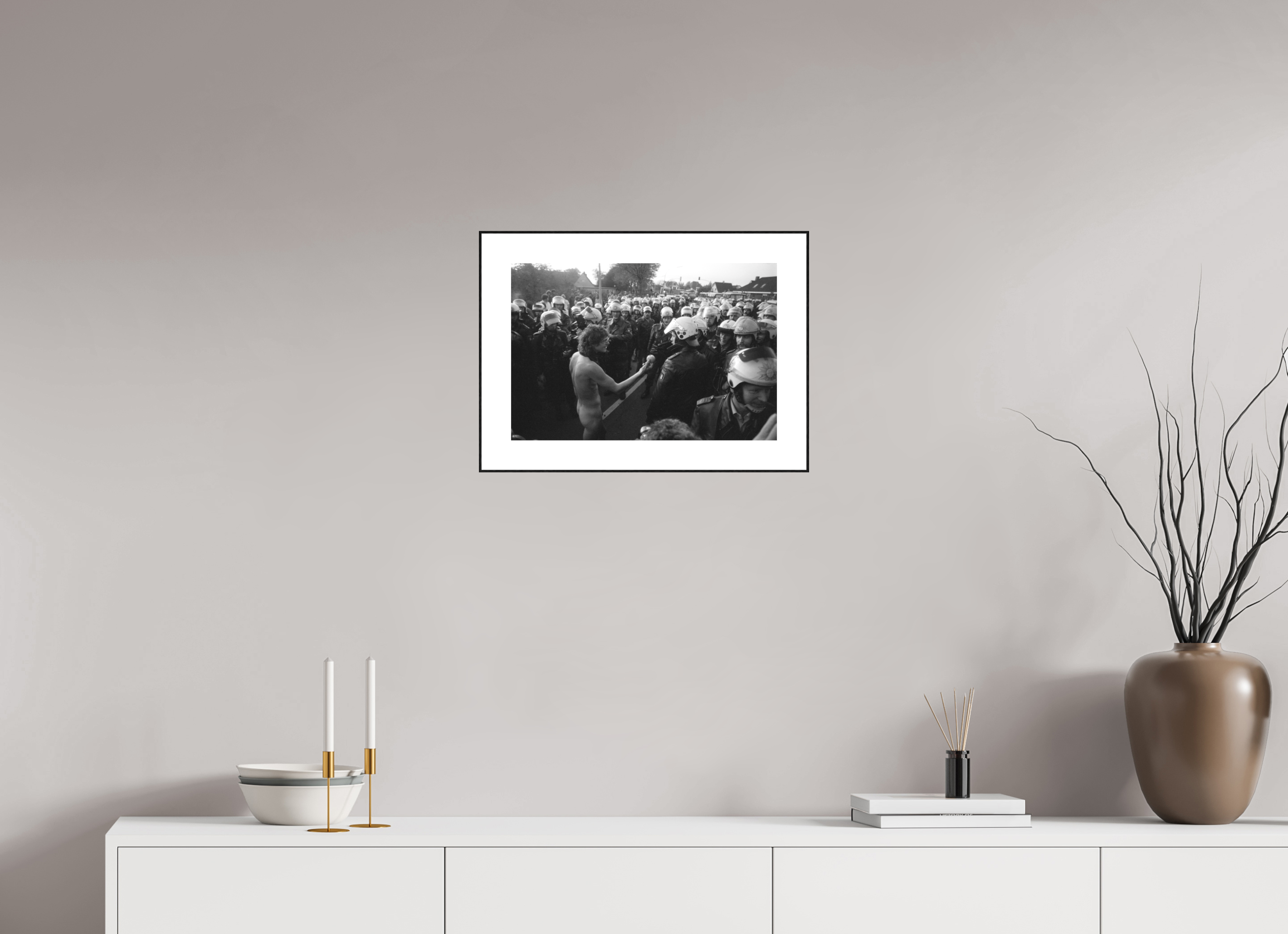 45 x 30 cm, 3b. Foto in ArtBox (4mm) mit Weißrand Johannes Hartmann: Adams Apfel (S/W-Foto)