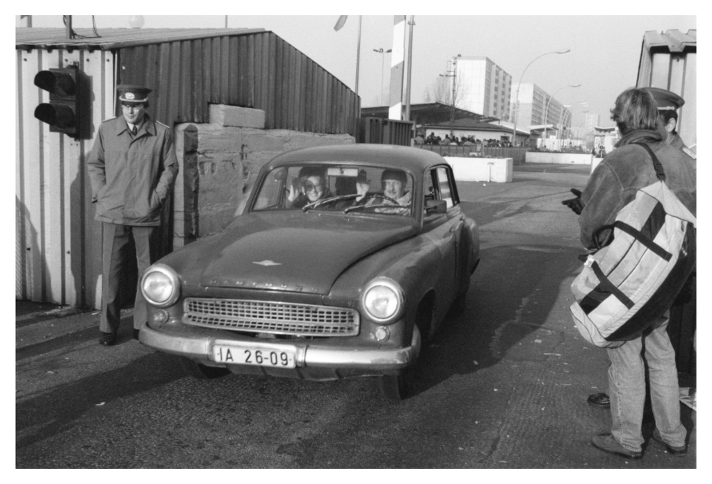 Main image Johannes Hartmann: Mit Hallo in den Westen (S/W-Foto)