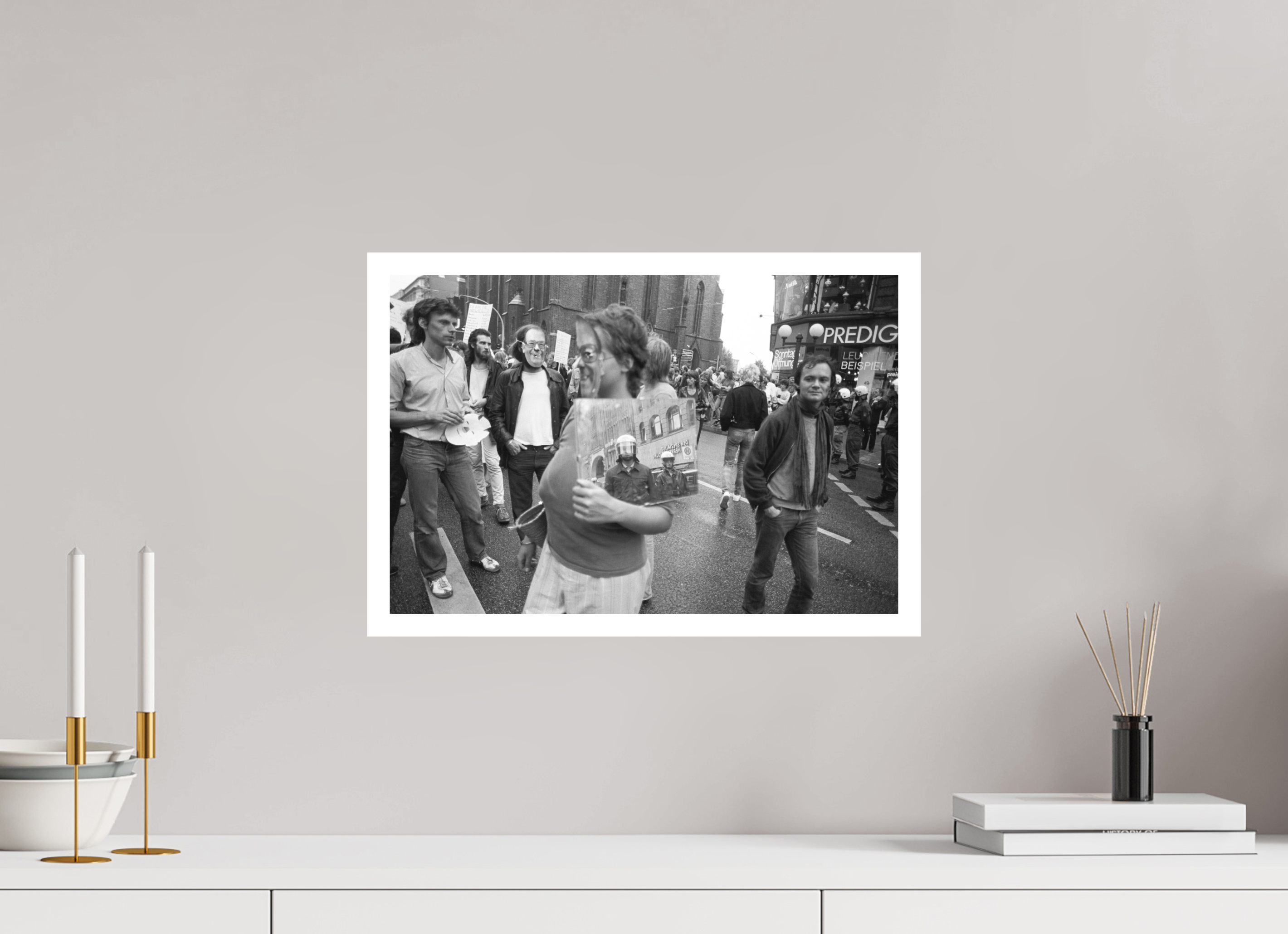 45 x 30 cm, 1. Foto mit Weißrand Johannes Hartmann: Den Spiegel vorgehalten (S/W-Foto)