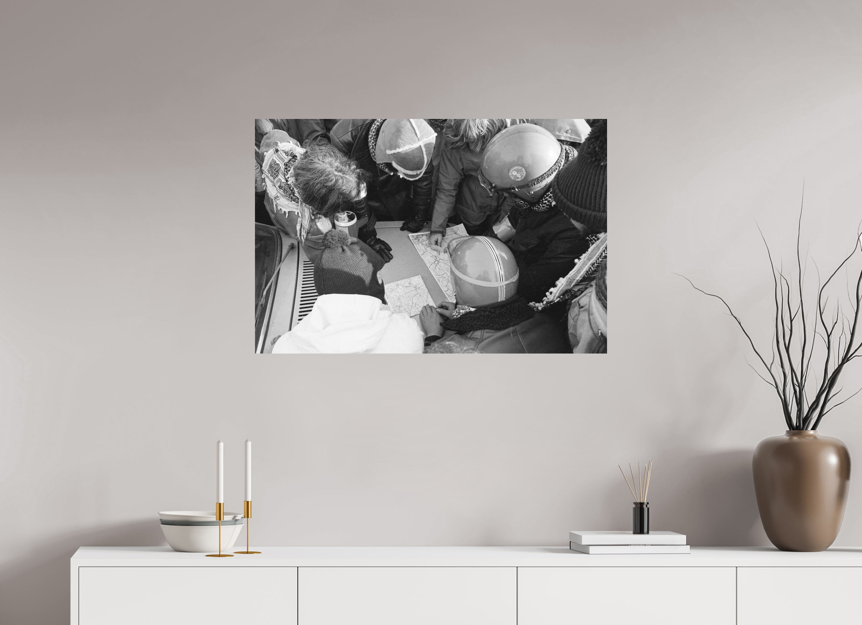 90 x 60 cm, 2. Foto auf Alu-Dibond Johannes Hartmann: Wie umgehen wir die Polizeisperren? (S/W-Foto)