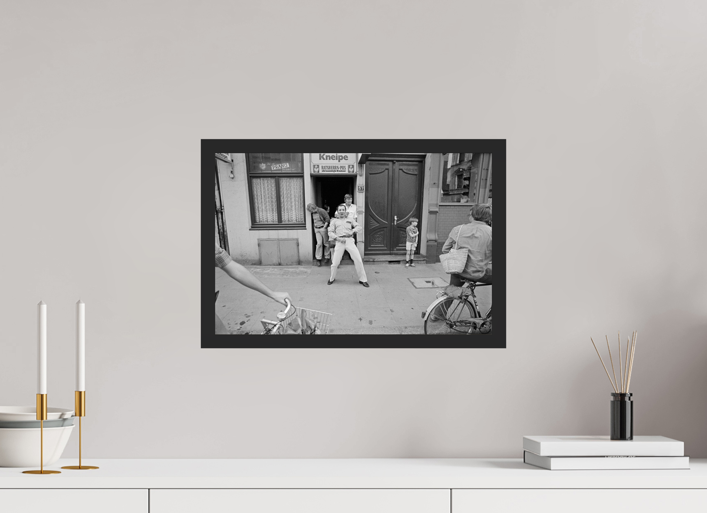 45 x 30 cm, 4a. Foto im Holz-Rahmen (20mm) Johannes Hartmann: Macho-Protest gegen Fahrrad-Demo (S/W-Foto)