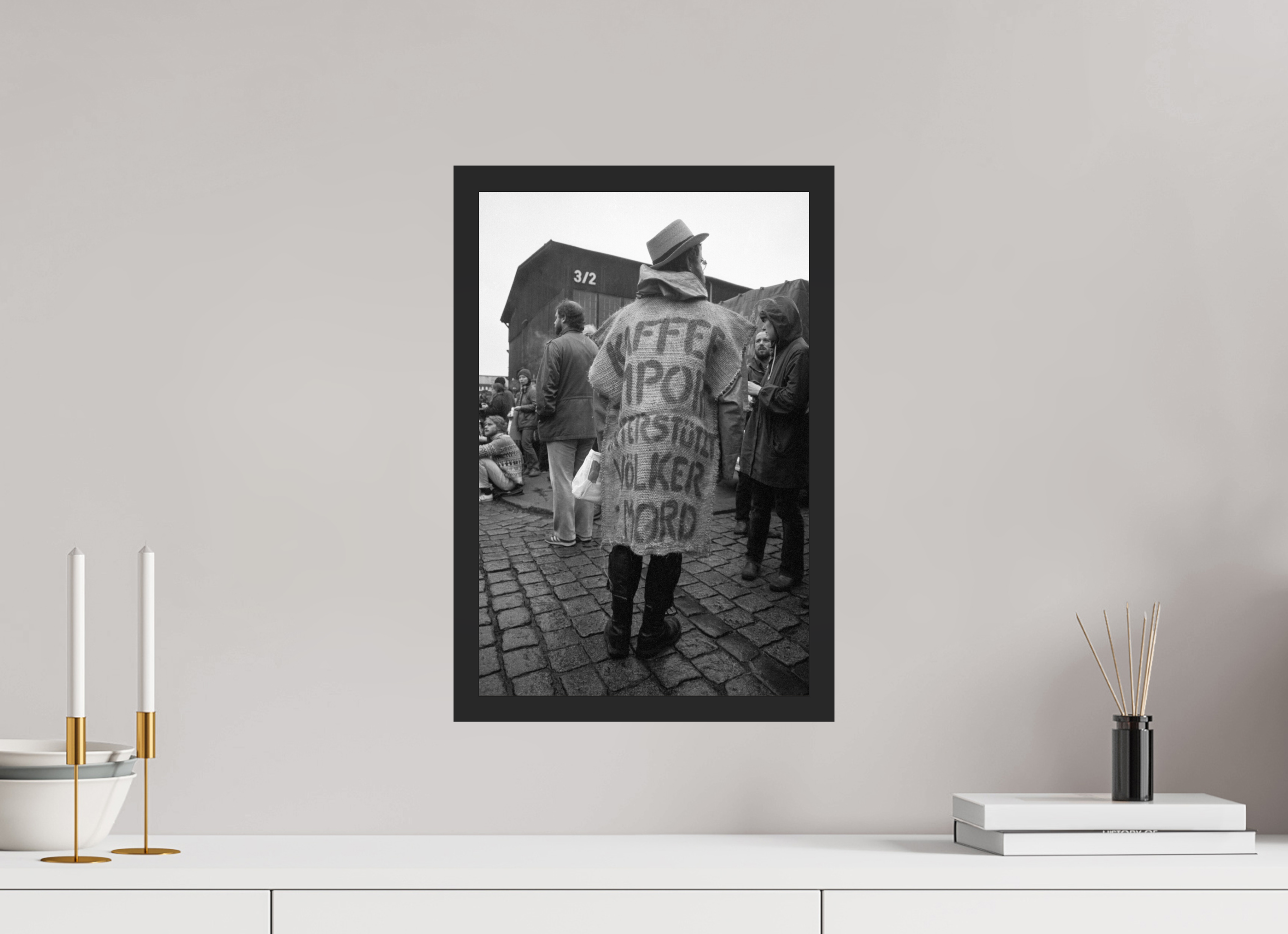 30 x 45 cm, 4a. Foto im Holz-Rahmen (20mm) Johannes Hartmann: Kaffee-Import unterstützt Völkermord (S/W-Foto)