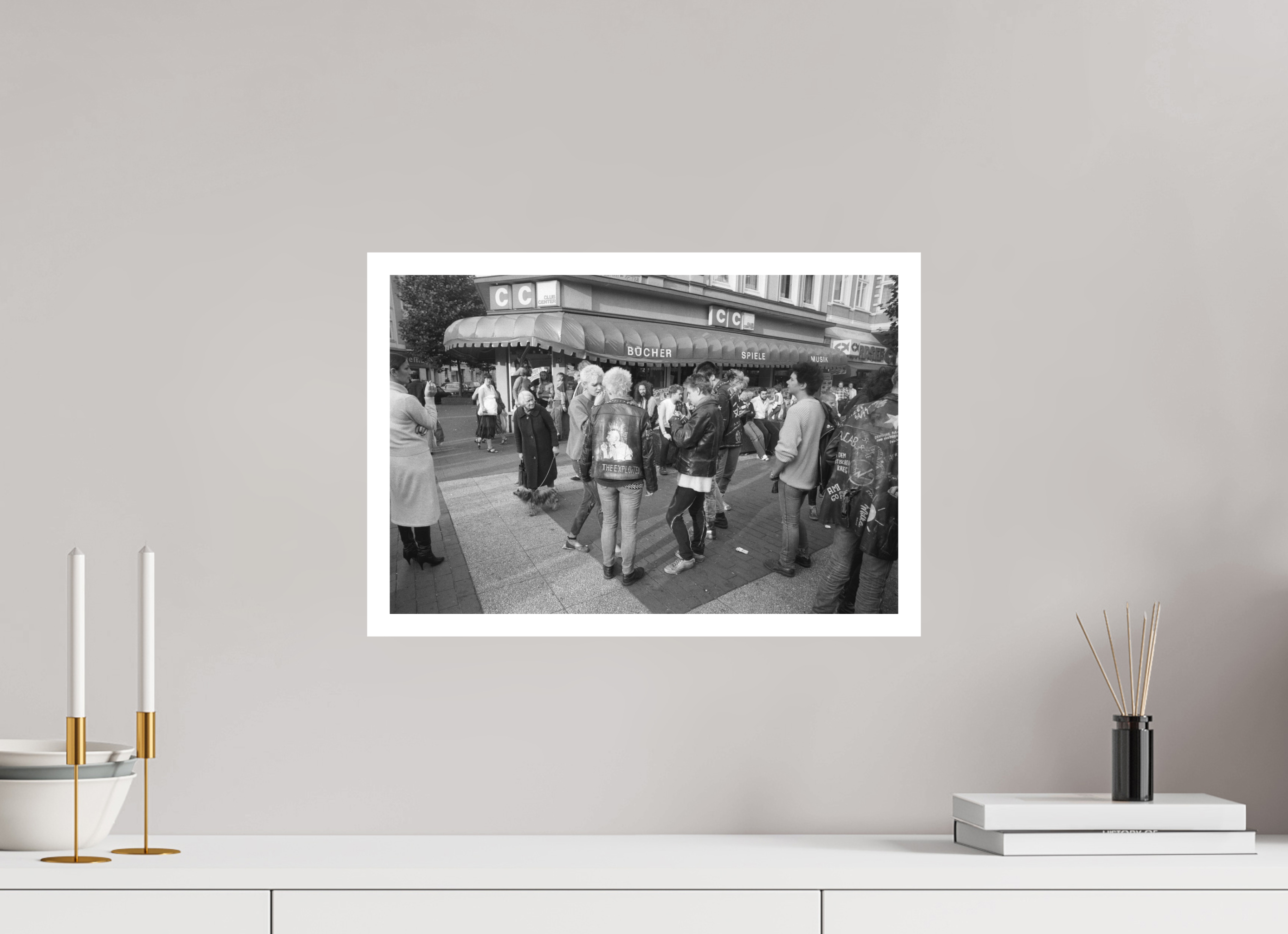 45 x 30 cm, 1. Foto mit Weißrand Johannes Hartmann: Jetzt auch noch die Punks... (S/W-Foto)