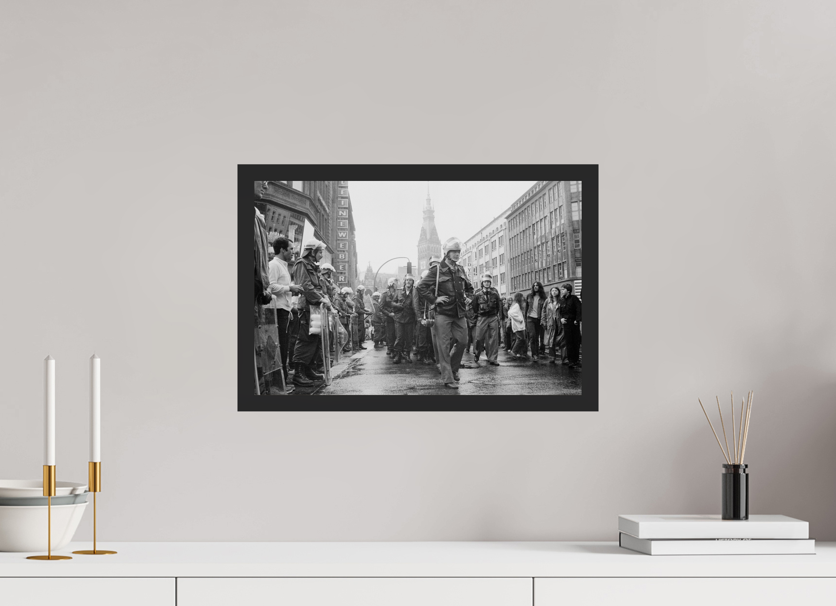 45 x 30 cm, 4a. Foto im Holz-Rahmen (20mm) Johannes Hartmann: Markanter Aufmarsch (S/W-Foto)