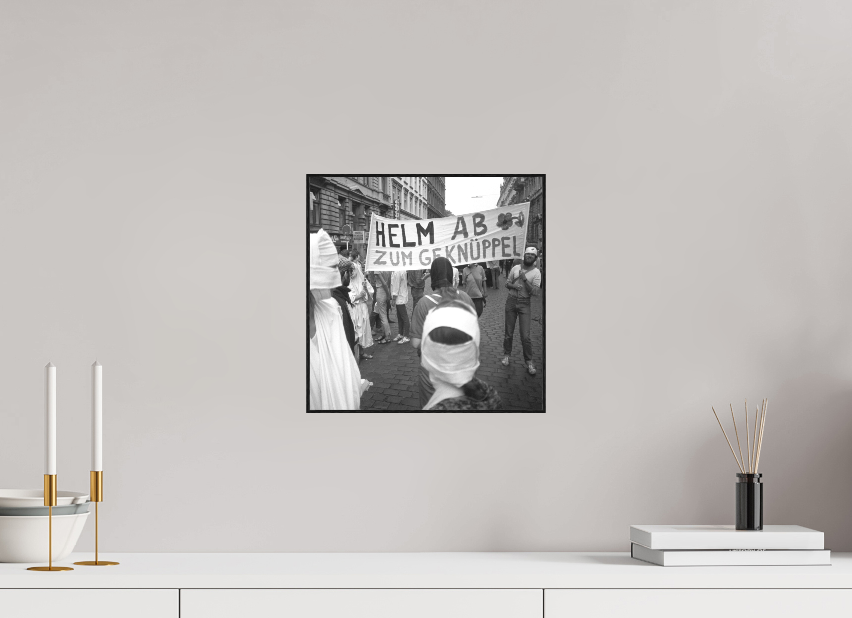 30 x 30 cm, 3a. Foto in ArtBox (4mm) Johannes Hartmann: Helm ab zum Geknüppel (S/W-Foto)