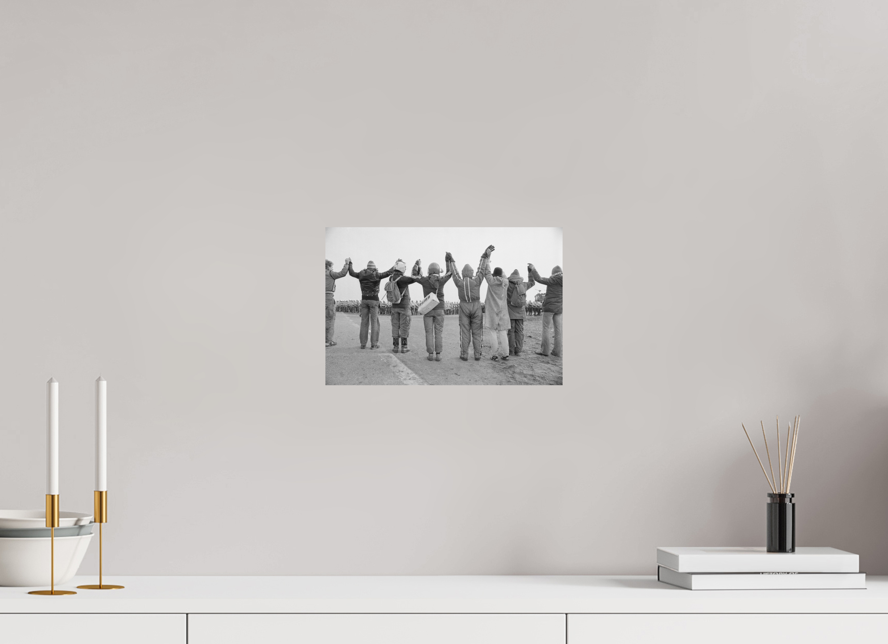 30 x 20 cm, 2. Foto auf Alu-Dibond Johannes Hartmann: Schaut her, wir demonstrieren gewaltfrei (S/W-Foto)