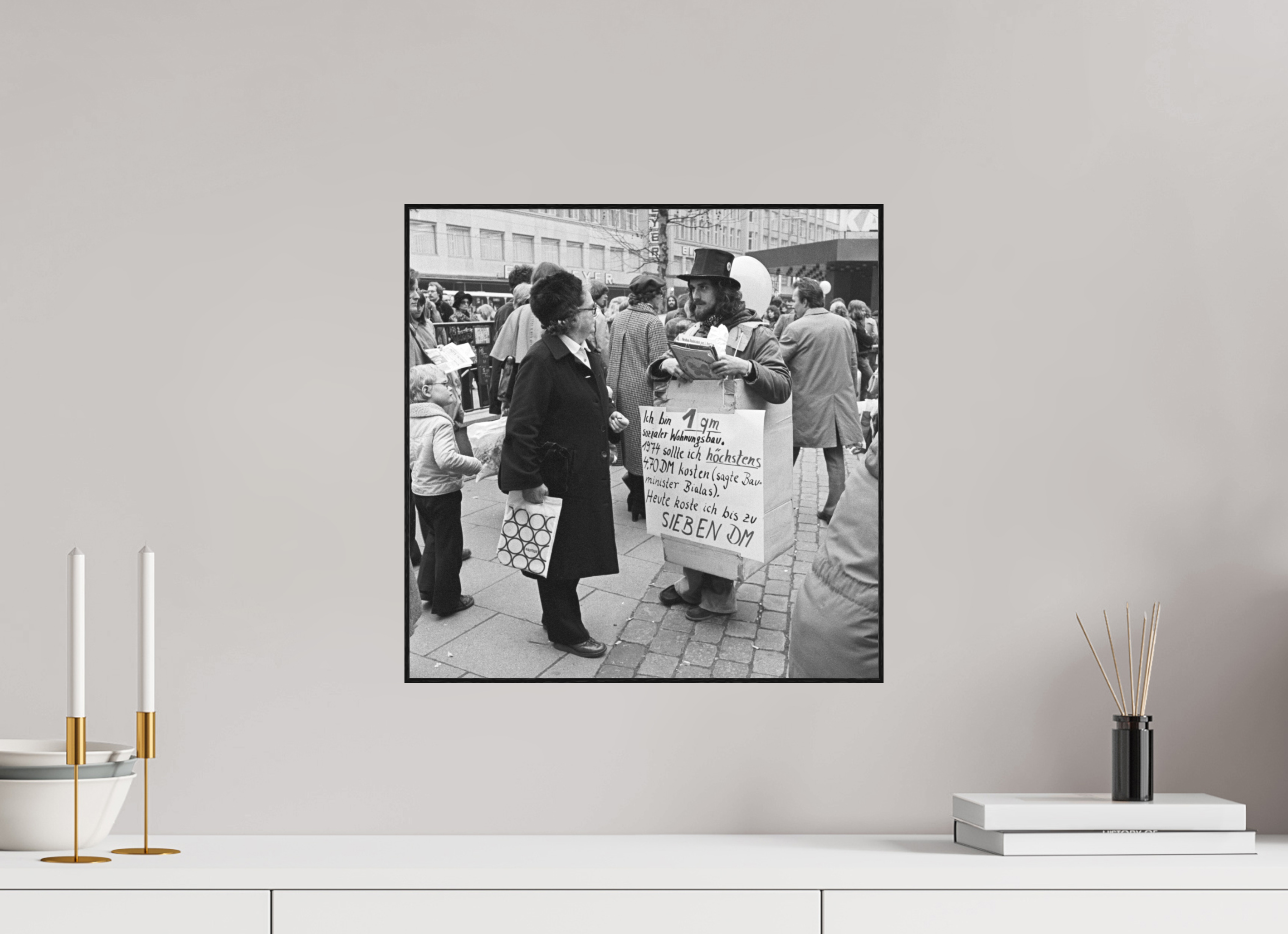 40 x 40 cm, 3a. Foto in ArtBox (4mm) Johannes Hartmann: Ich bin 1qm sozialer Wohnungsbau. (S/W-Foto)