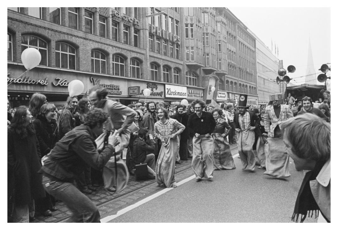 Main image Johannes Hartmann: Sackhüpfen der Hamburger Pfeffersäcke (S/W-Foto)