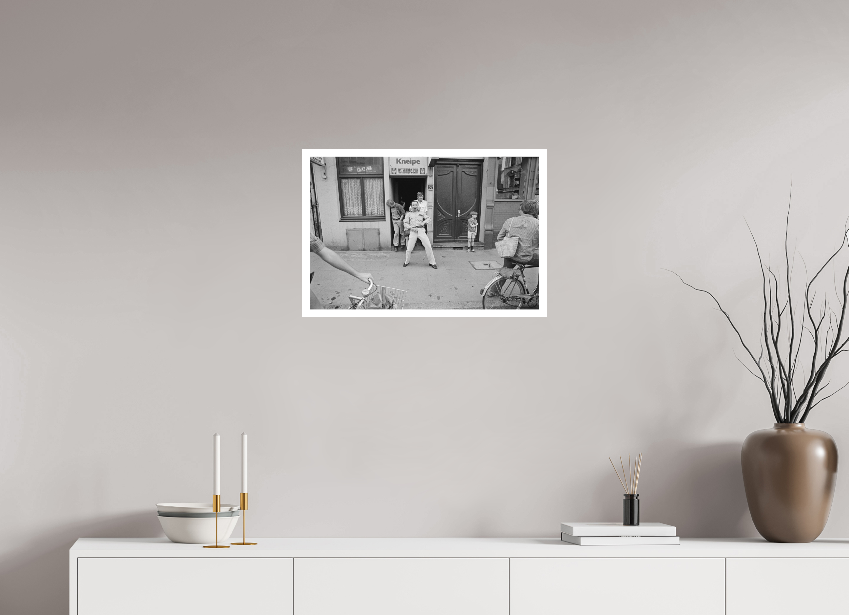 60 x 40 cm, 1. Foto mit Weißrand Johannes Hartmann: Macho-Protest gegen Fahrrad-Demo (S/W-Foto)