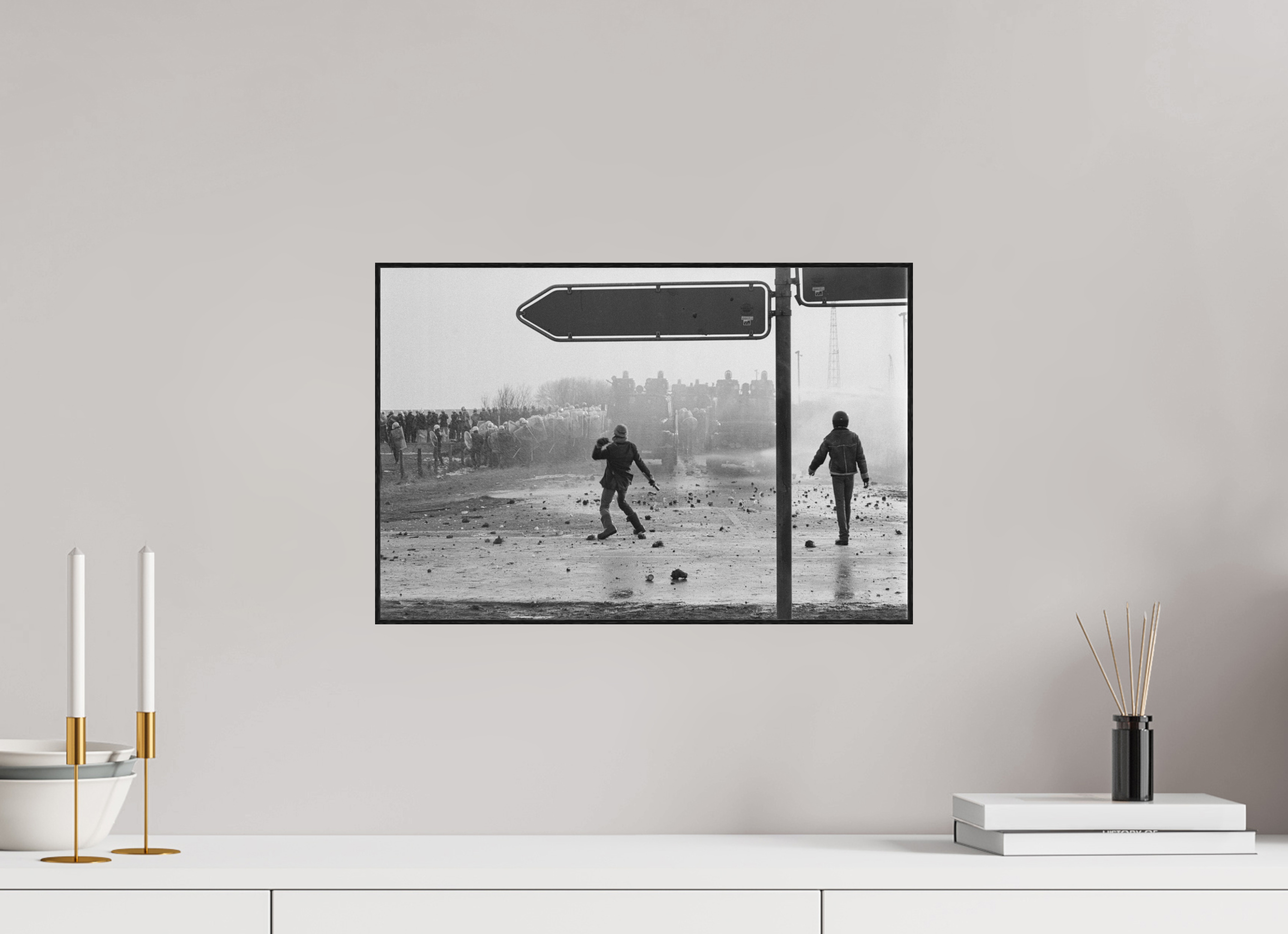 45 x 30 cm, 3a. Foto in ArtBox (4mm) Johannes Hartmann: Eskalation am Bauzaun 1 (S/W-Foto)