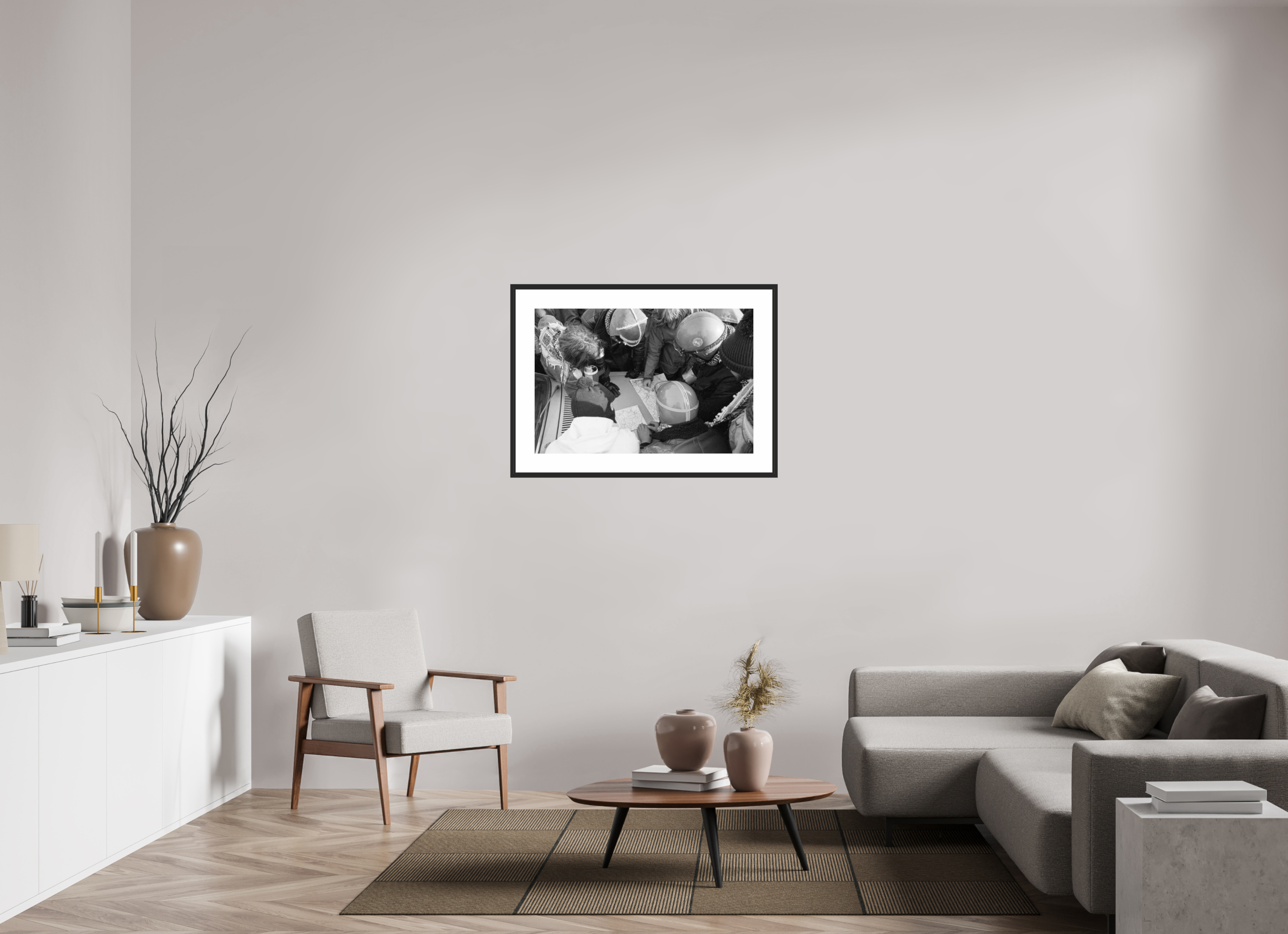 90 x 60 cm, 4b. Foto im Holz-Rahmen (20mm) mit Weißrand Johannes Hartmann: Wie umgehen wir die Polizeisperren? (S/W-Foto)