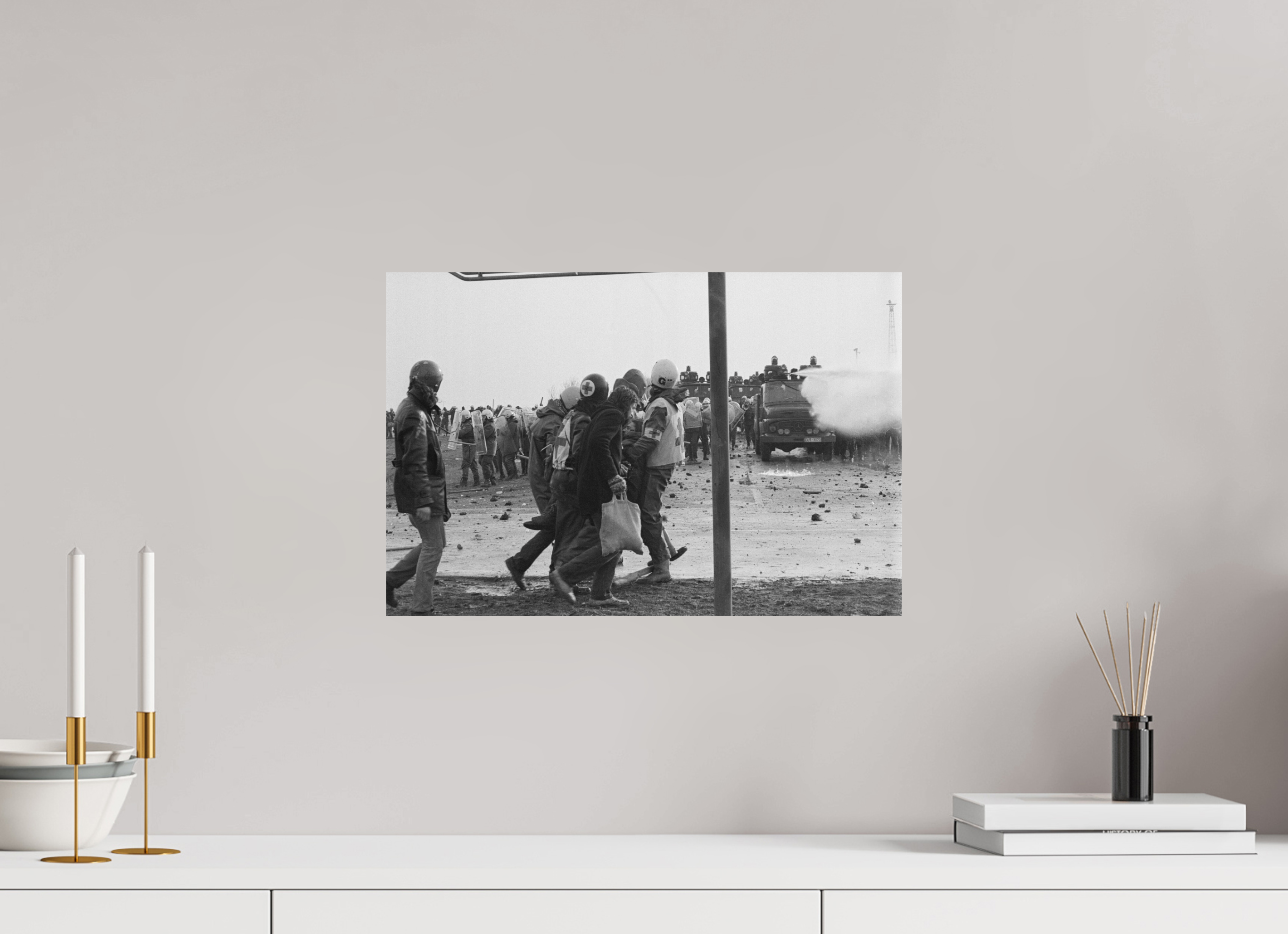 45 x 30 cm, 2. Foto auf Alu-Dibond Johannes Hartmann: Verletztentransport (S/W-Foto)