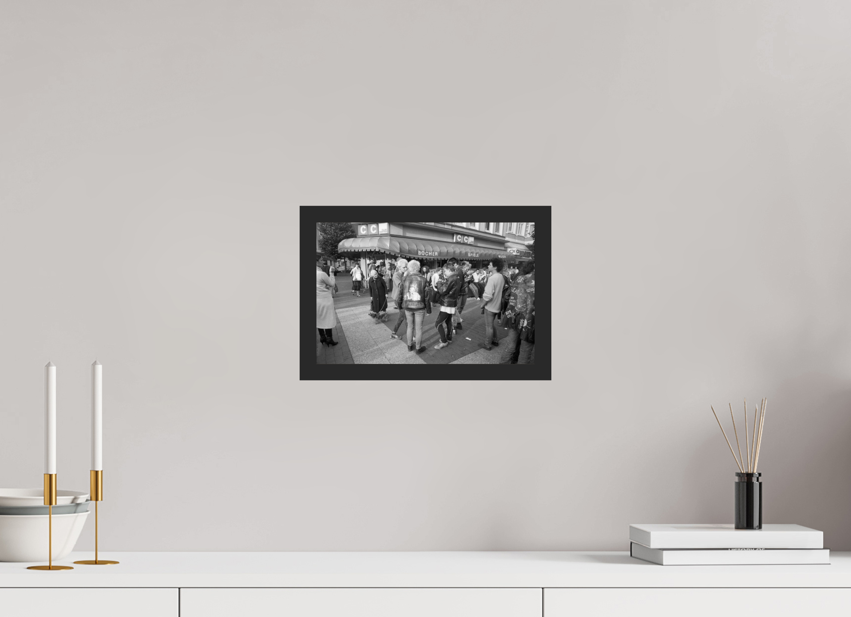 30 x 20 cm, 4a. Foto im Holz-Rahmen (20mm) Johannes Hartmann: Jetzt auch noch die Punks... (S/W-Foto)