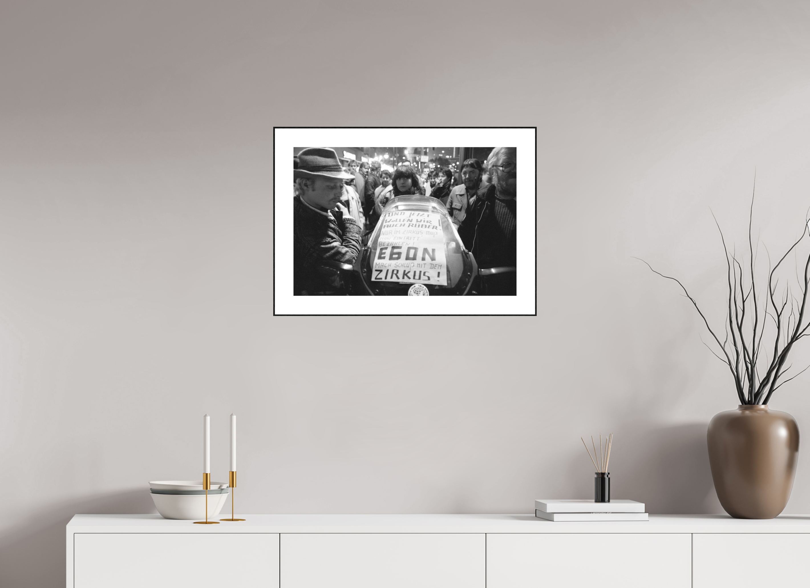 60 x 40 cm, 3b. Foto in ArtBox (4mm) mit Weißrand Johannes Hartmann: Mach Schluss, Egon ! (S/W-Foto)